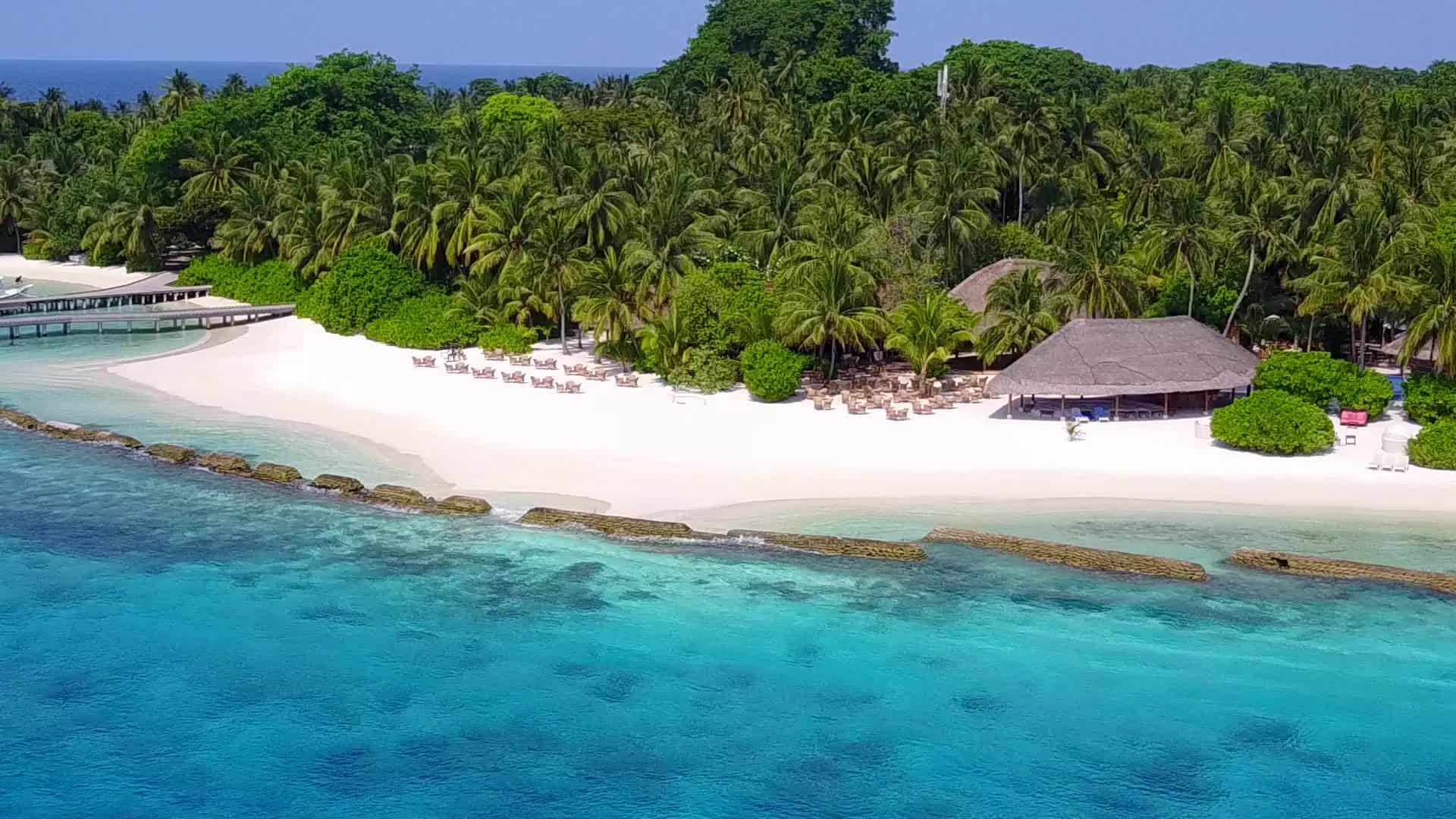阳光明媚的天堂海岸海滩生活方式全景珊瑚礁附近有水蓝色视频的预览图