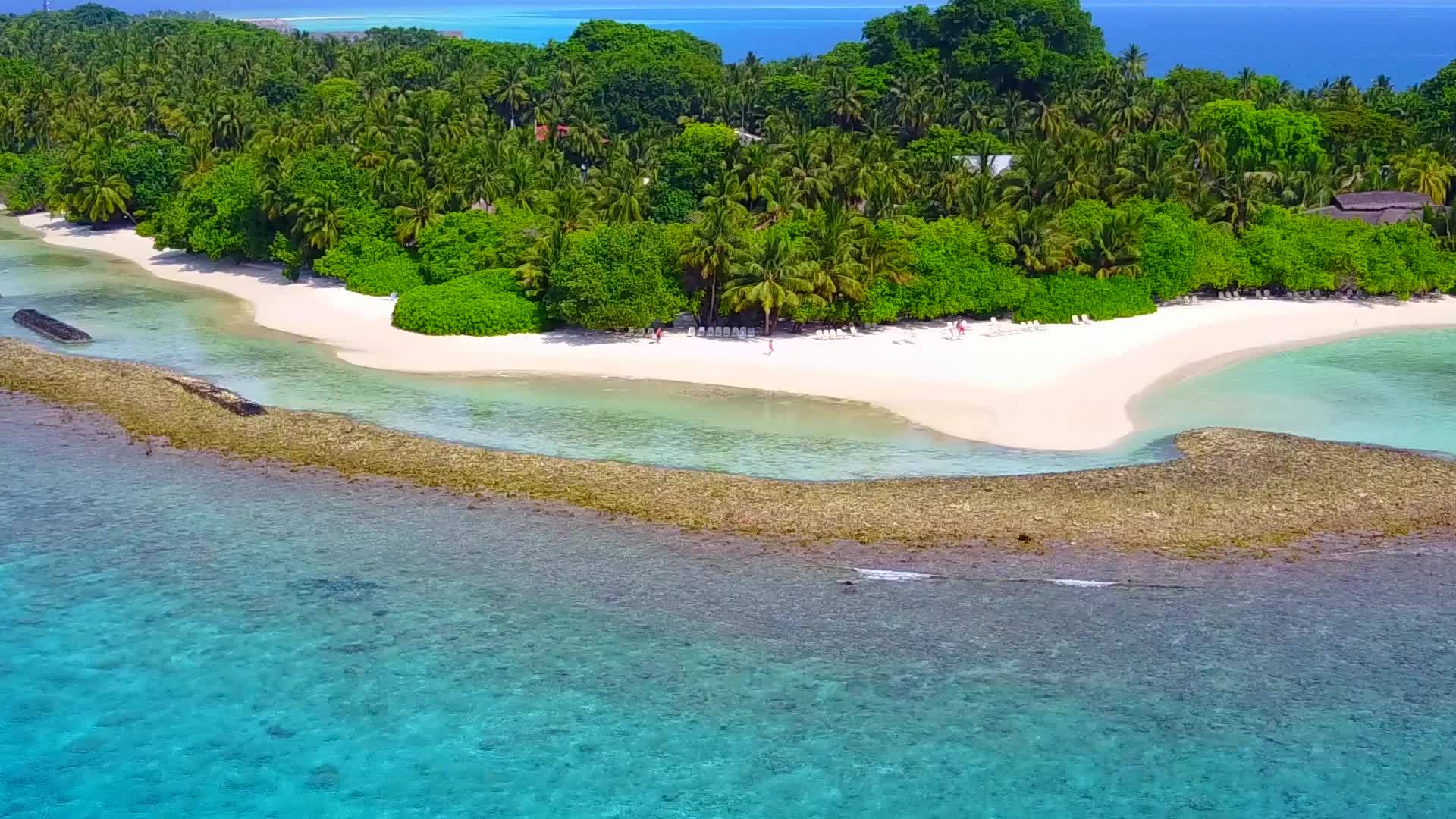 平静的环礁湖海滩以蓝水和沙滩附近的白色沙滩和白色沙滩为航程视频的预览图