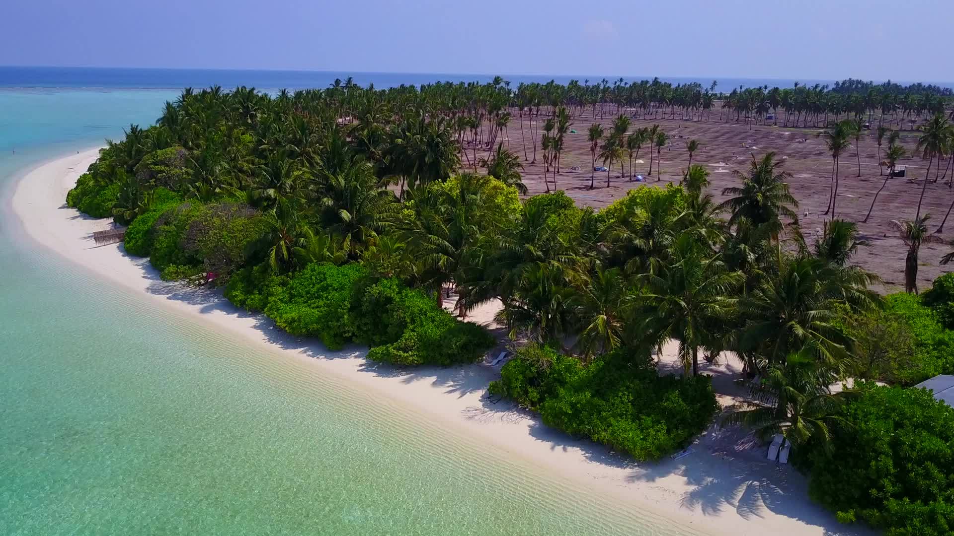 天堂海岸海滩之旅的阳光景观在暗礁附近有白色的绿松石背景视频的预览图