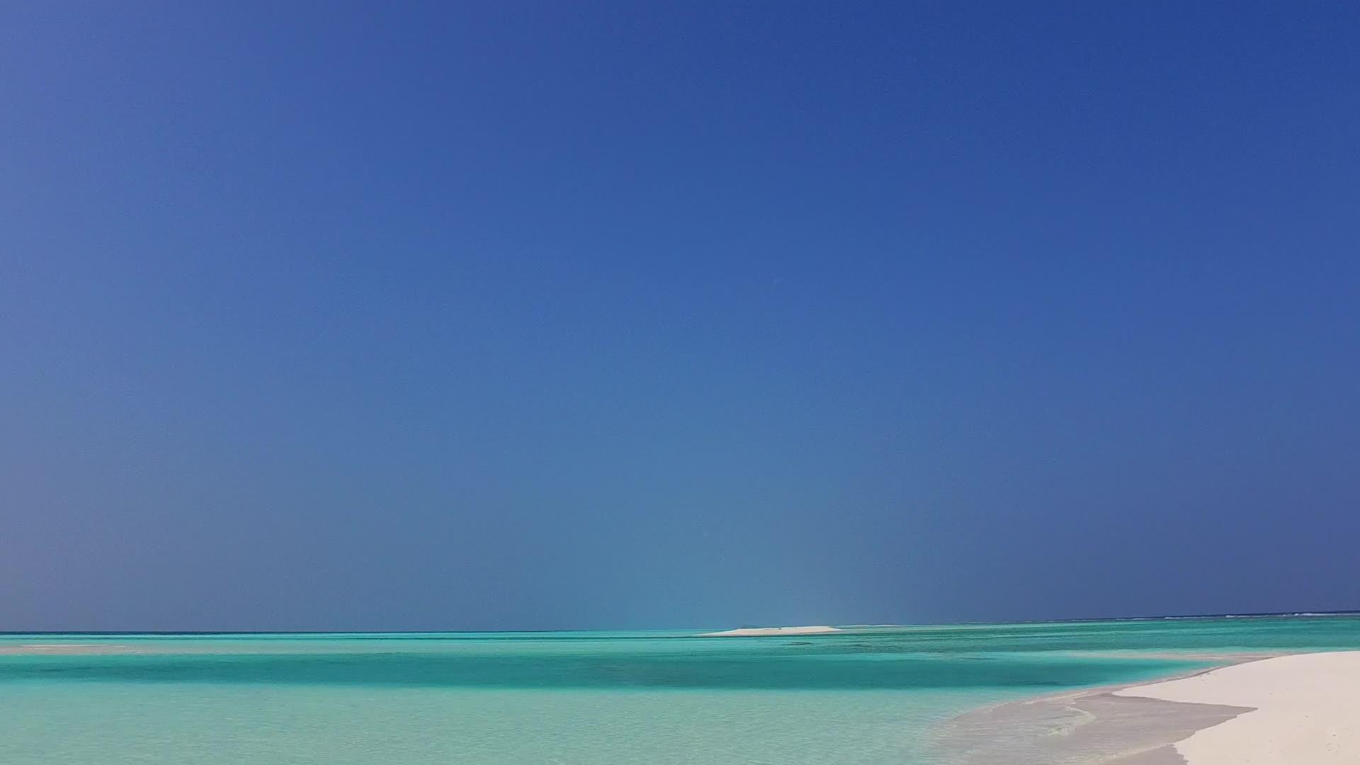宁静的度假胜地以蓝海和白色沙滩为背景在海浪附近航行视频的预览图