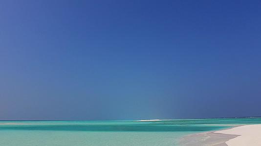 宁静的度假胜地以蓝海和白色沙滩为背景在海浪附近航行视频的预览图