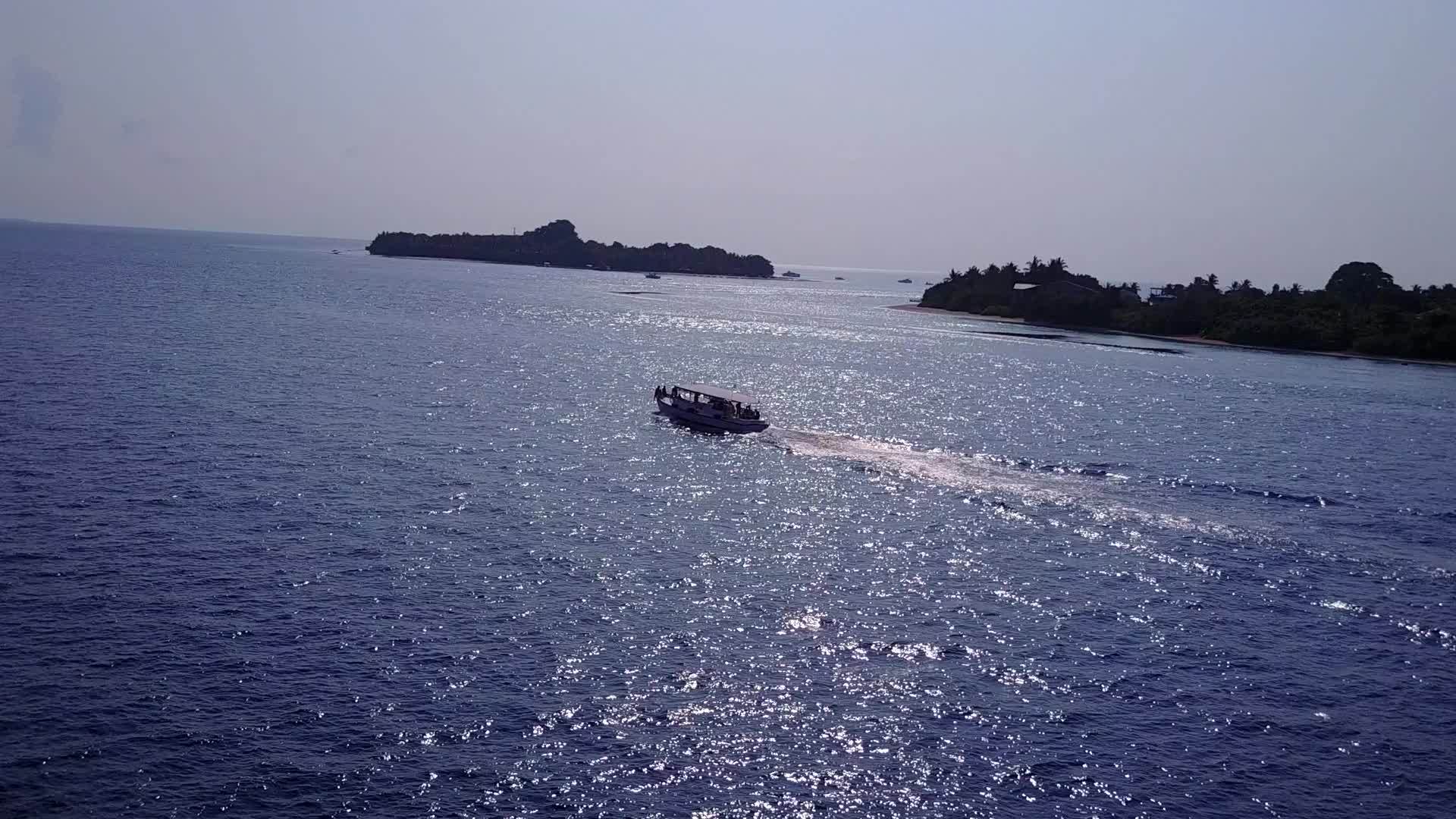 热带湾湾海滩野生动物的温暖之旅通过海浪附近的水蓝海视频的预览图