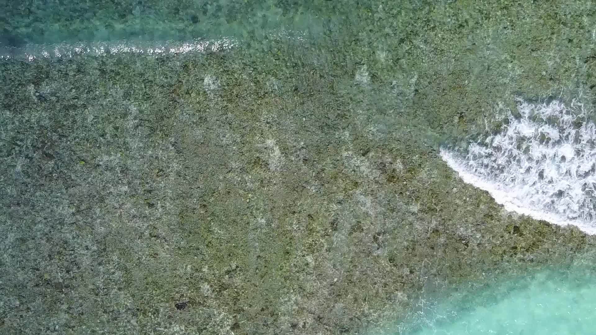 蓝色的海洋和沙巴附近白色海滩的蓝色海洋让旅游海滩度假视频的预览图