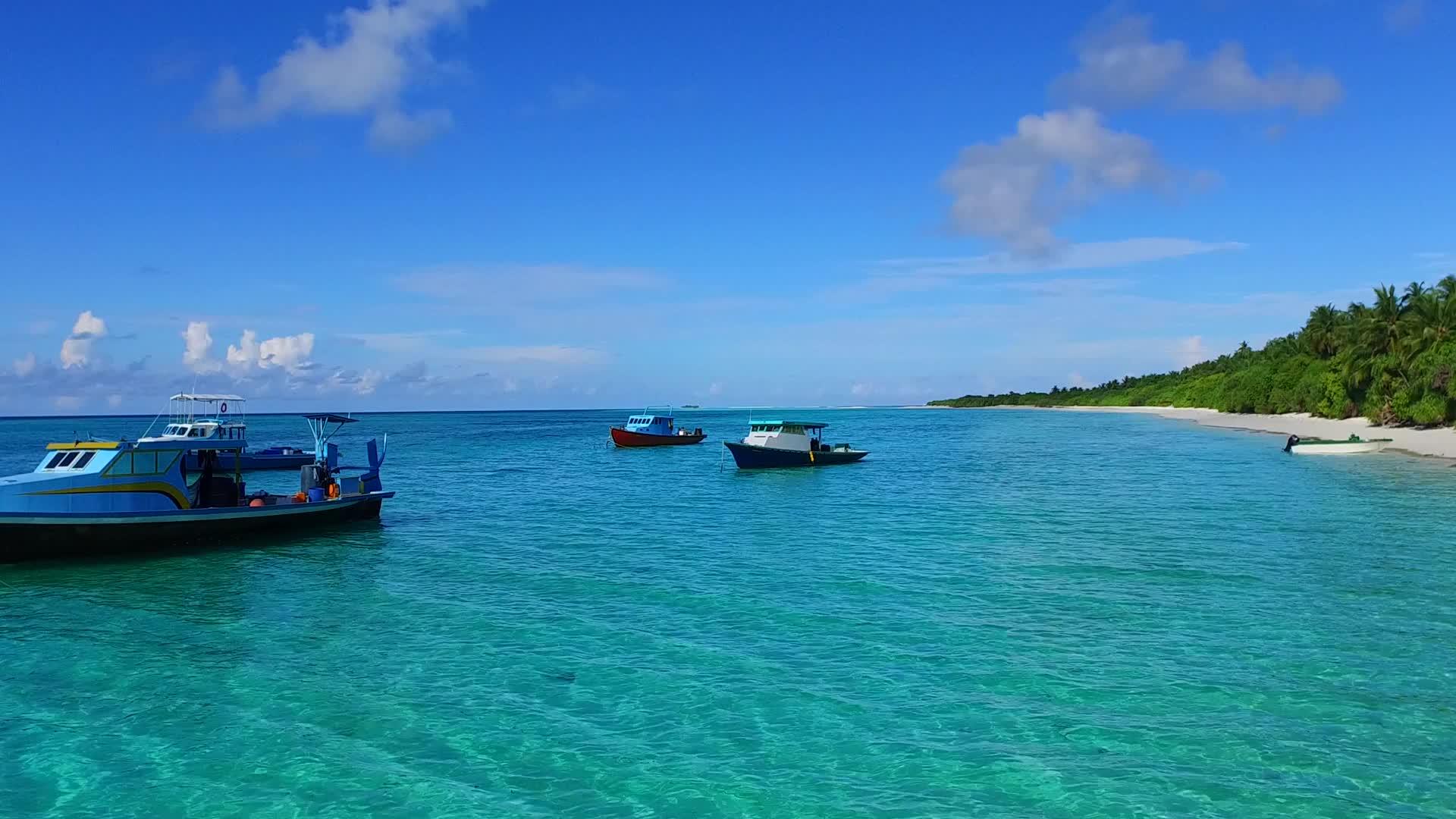 热带海湾海滩度假温暖全景海面附近有白色沙子背景视频的预览图