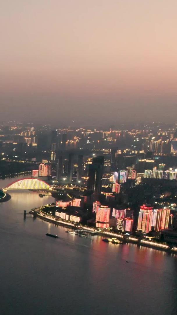 武汉长江两岸的航拍天际线和灯光秀夜景视频的预览图