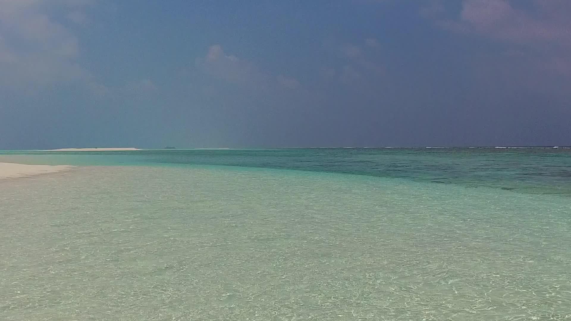 蓝色海滩假日风有白色海滩背景的蓝色海洋接近冲浪视频的预览图