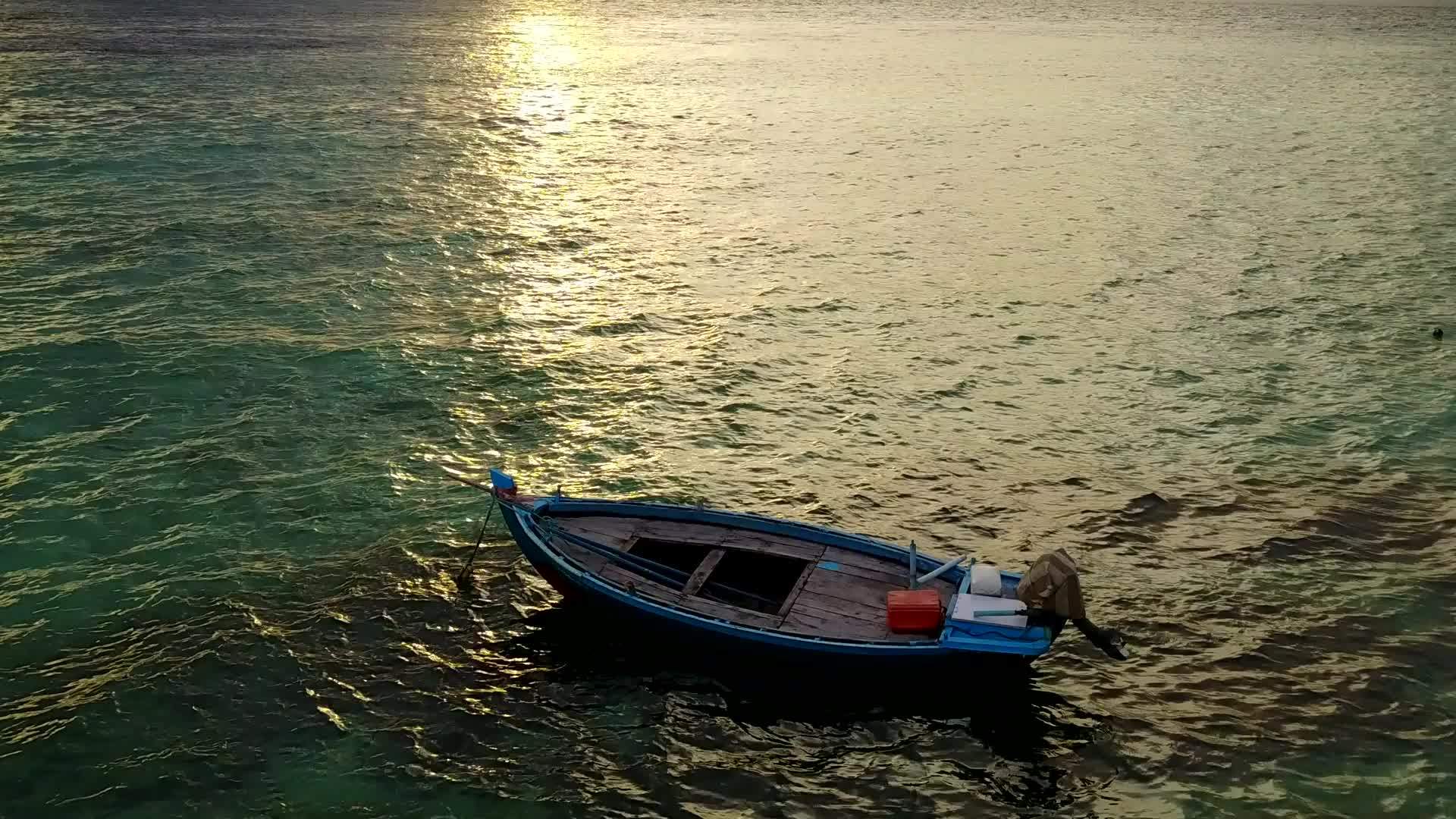 蓝色海洋靠近沙洲的白沙背景近距离放松海滩时间视频的预览图