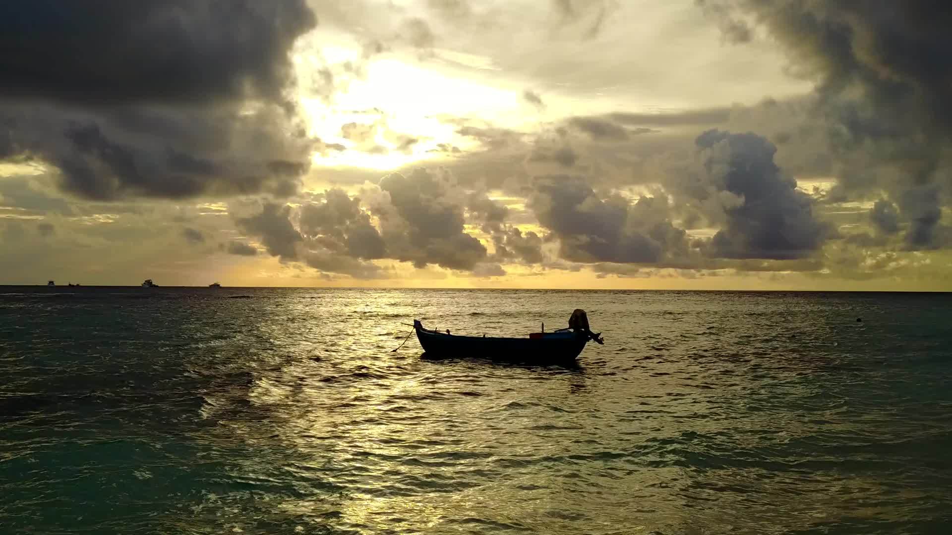 宁静的旅游蓝色的水和接近冲浪的白色沙底背景视频的预览图