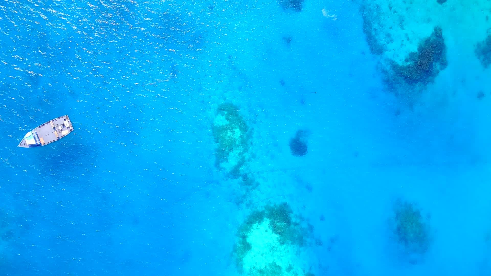 夏天在海浪附近的蓝绿色海洋和白色海滩的背景下旅行视频的预览图