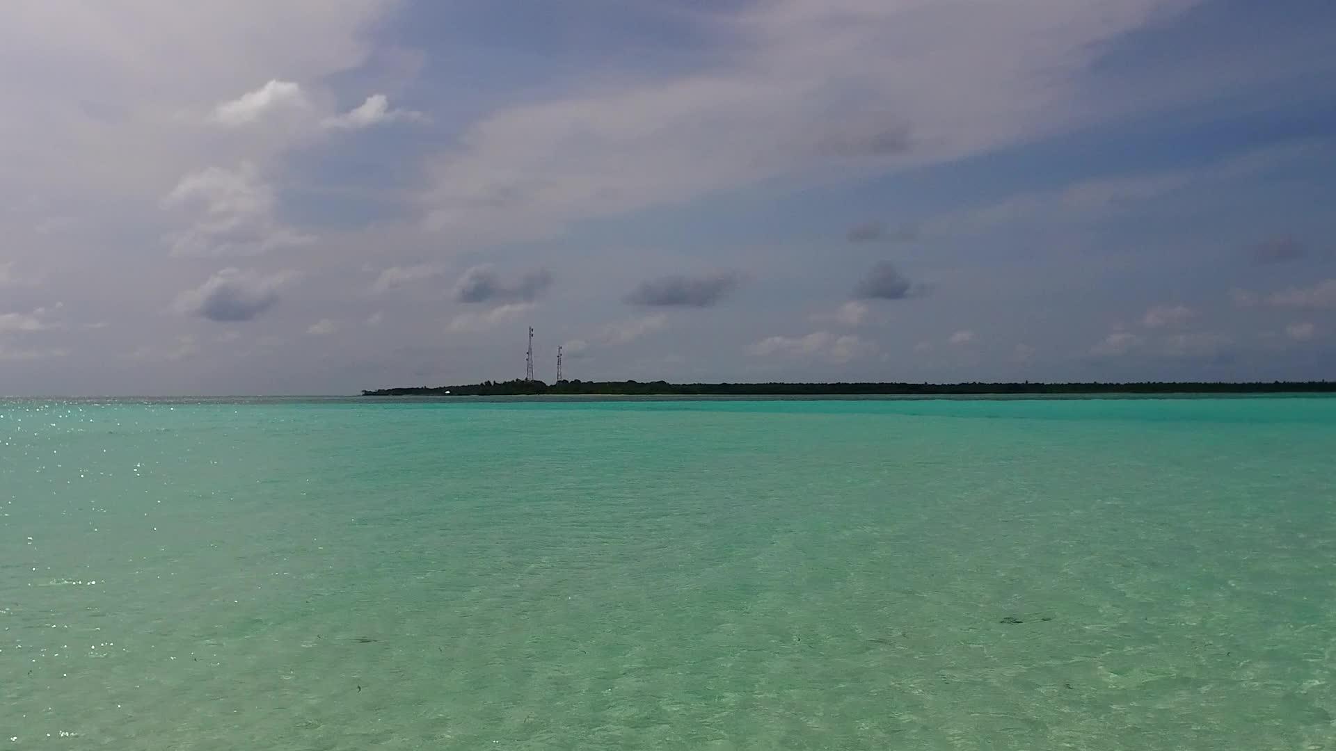 阳光明媚的海岸海滩节日蓝海和接近冲浪的白沙背景视频的预览图