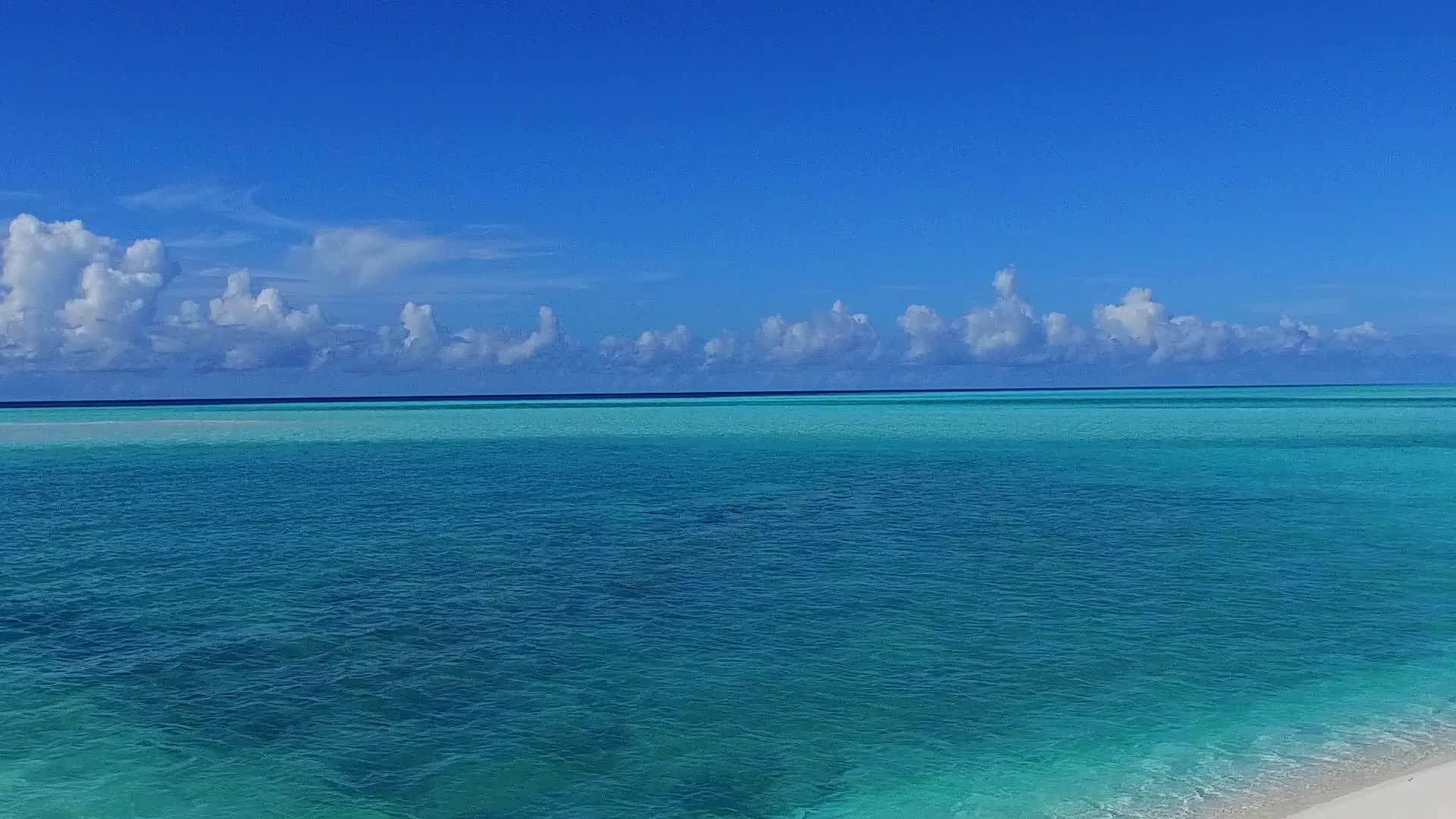 海浪附近的蓝色环礁湖和白色沙底背景的夏季风景喜剧岛屿视频的预览图