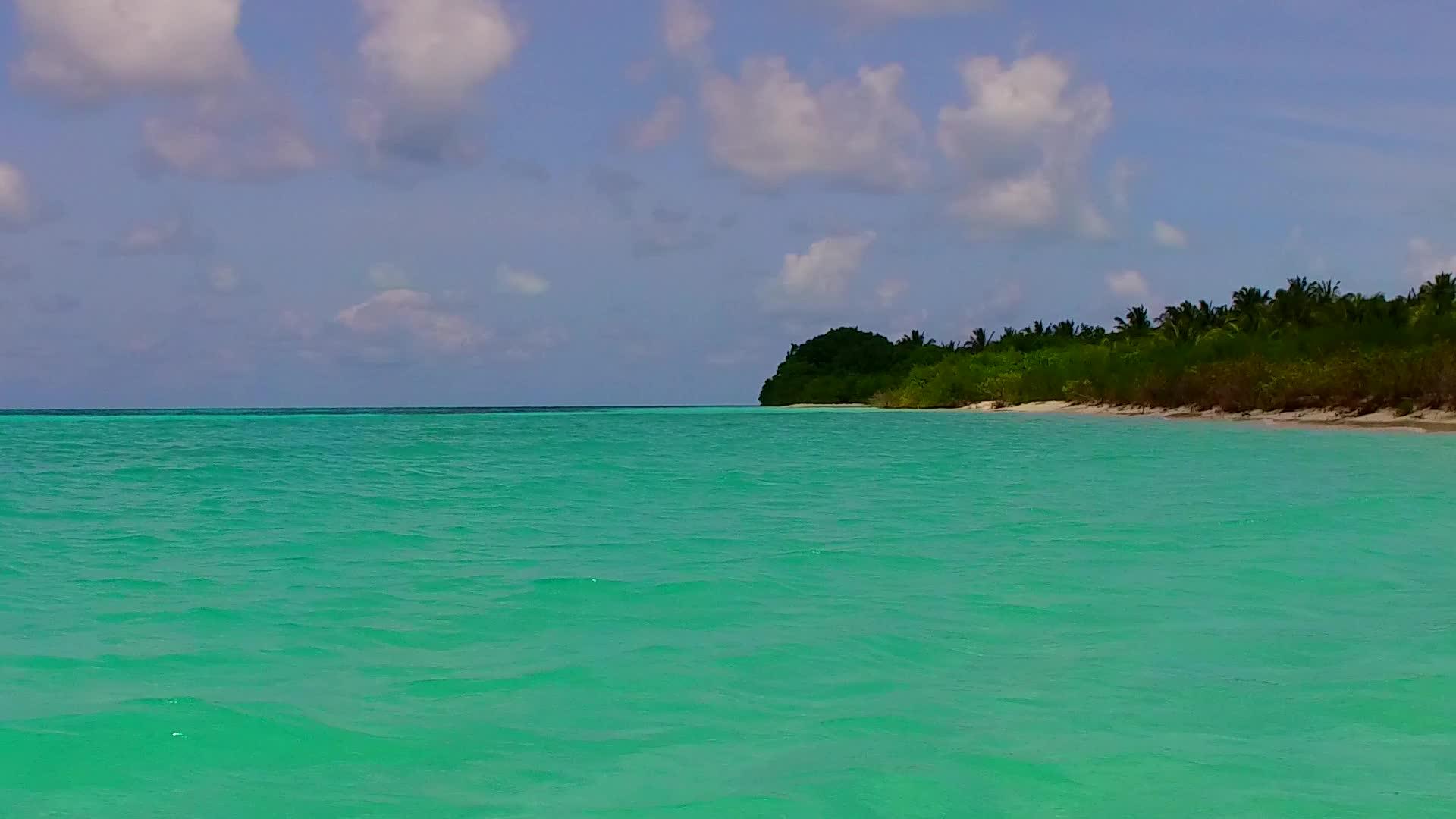 天堂海景海滩时间夏天天空蓝海阳光下的白色沙质视频的预览图