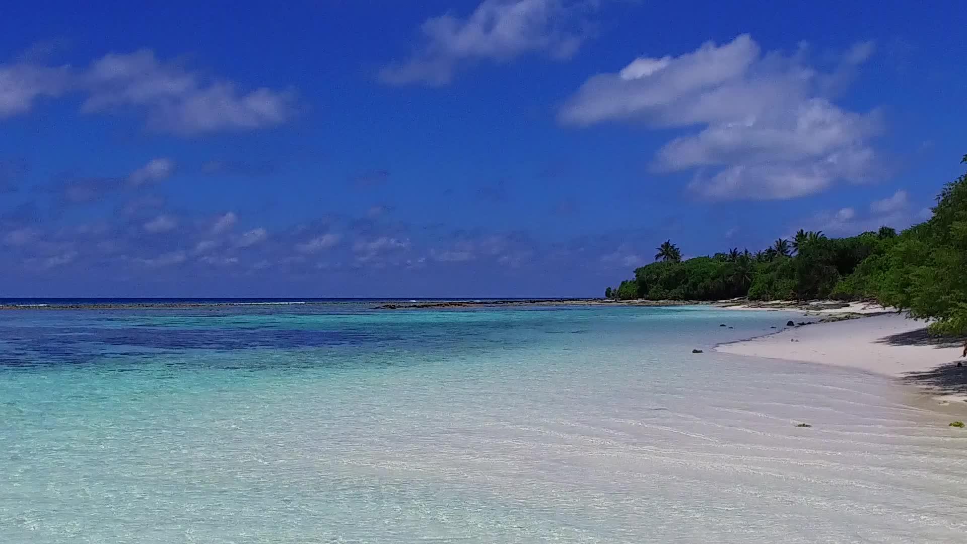 深蓝色的海水和蓝色的海水位于度假胜地附近有清洁的沙土背景视频的预览图