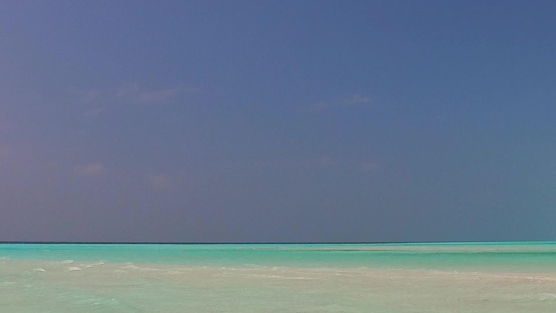 夏天安静的海滩通过清水和干净的沙滩底部休息视频的预览图