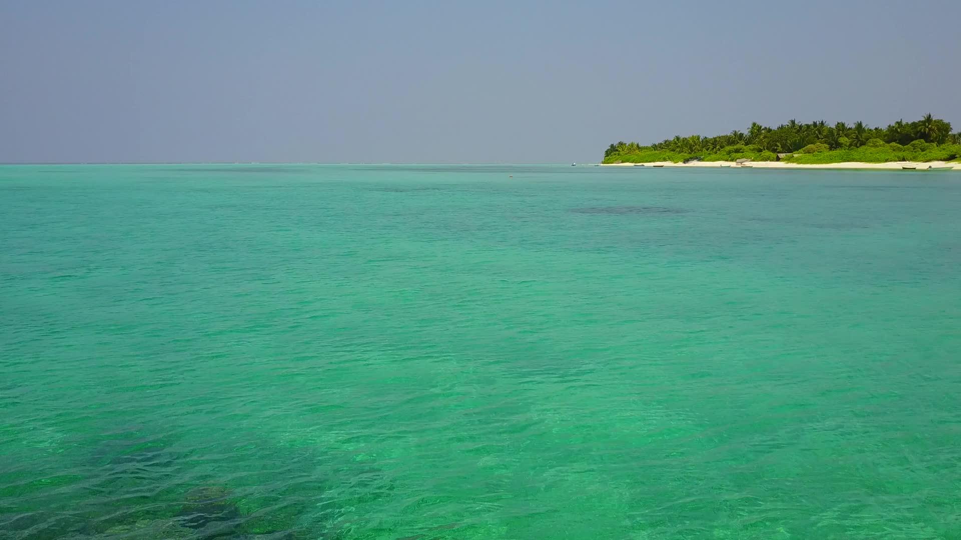 蓝色泻湖热带海湾海滩度假浪漫之旅视频的预览图