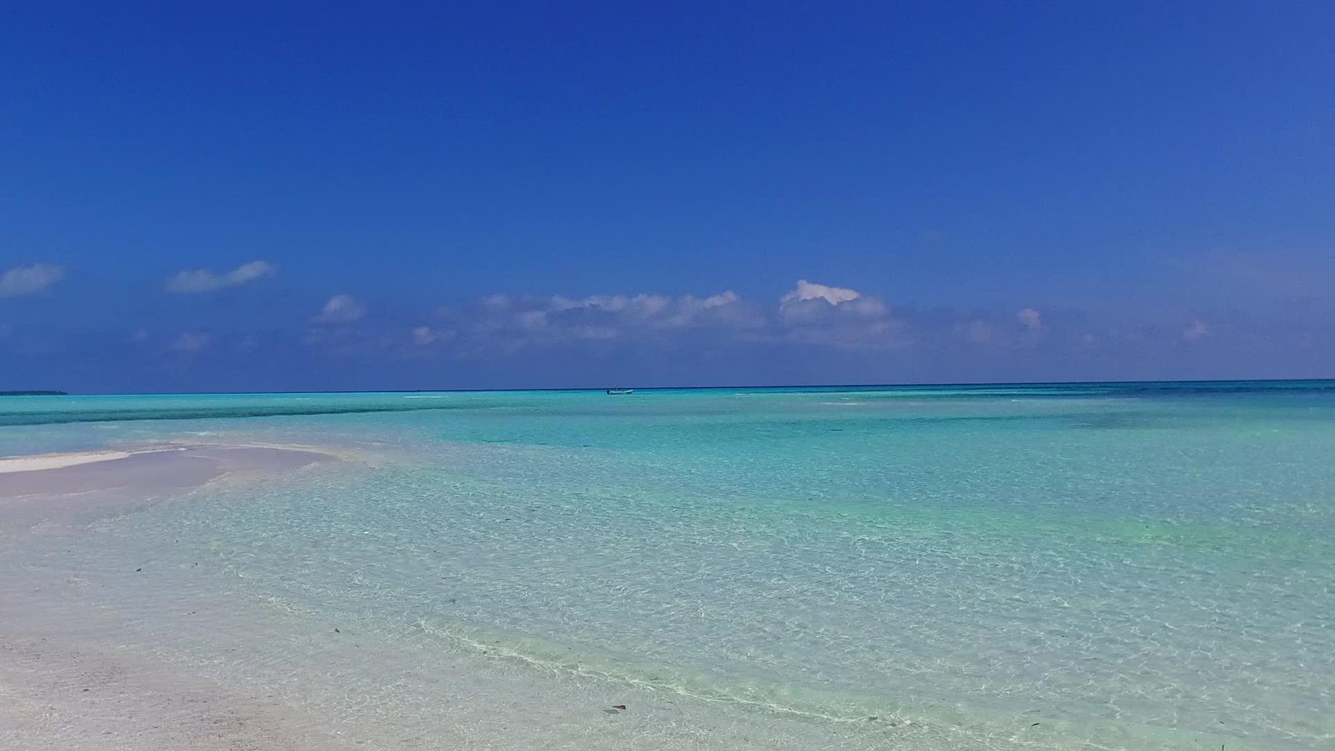 蓝绿色海洋珊瑚礁附近有一个清洁的沙土背景视频的预览图