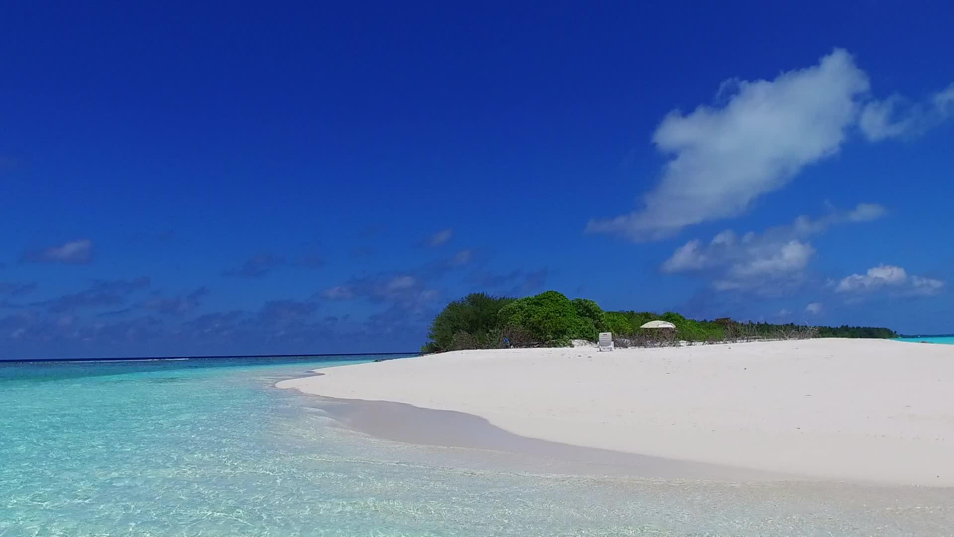 蓝海和珊瑚礁附近的白沙背景在白天是空的视频的预览图