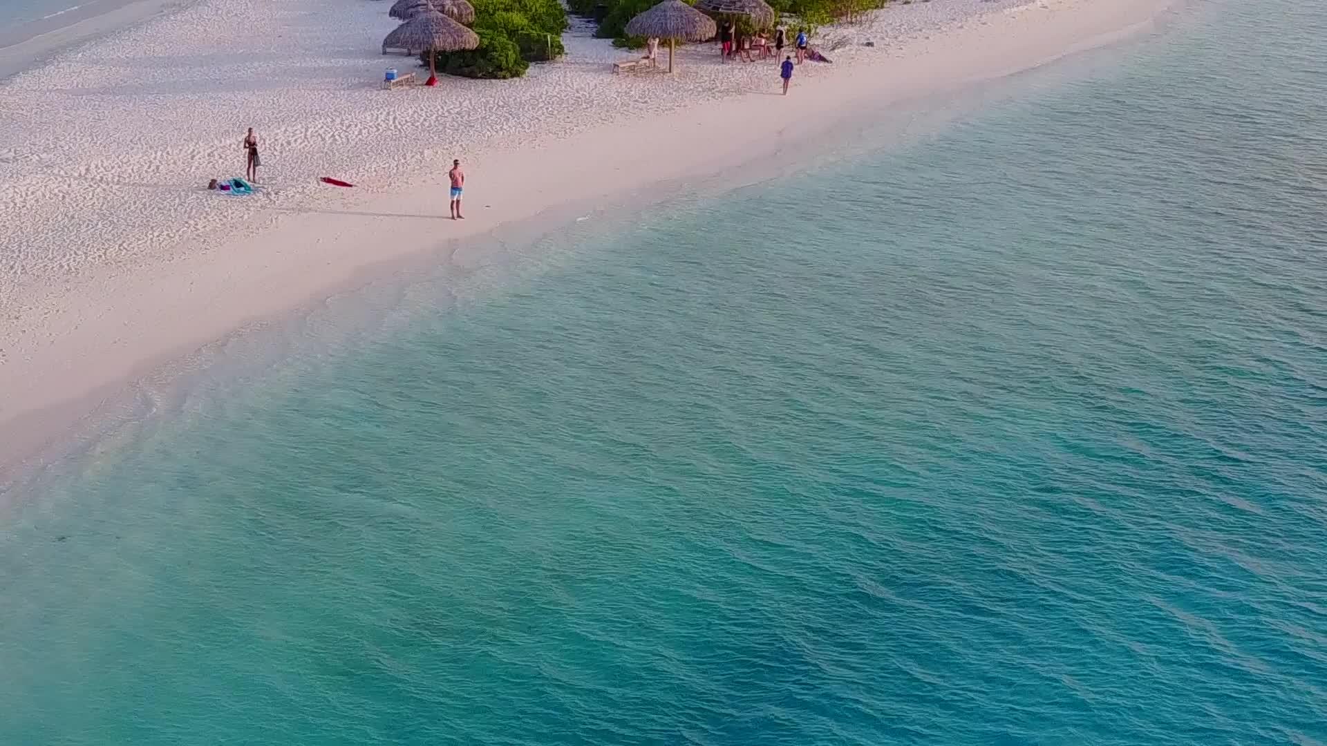 浅海天堂海的浅海天堂海的特写镜头在度假村附近的白色海滩背景视频的预览图