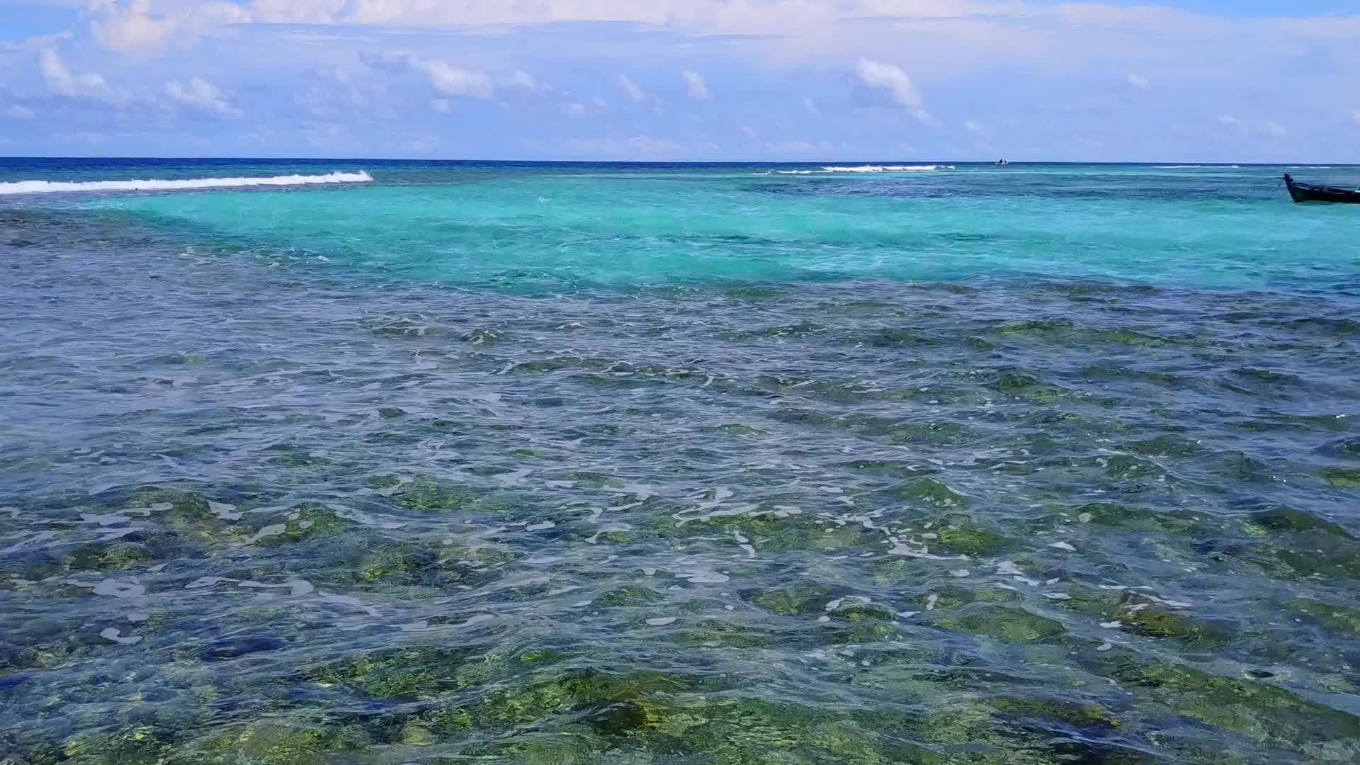 完美的海岸海滩探险活动利用蓝绿色的海洋和日出后的浅沙背景视频的预览图