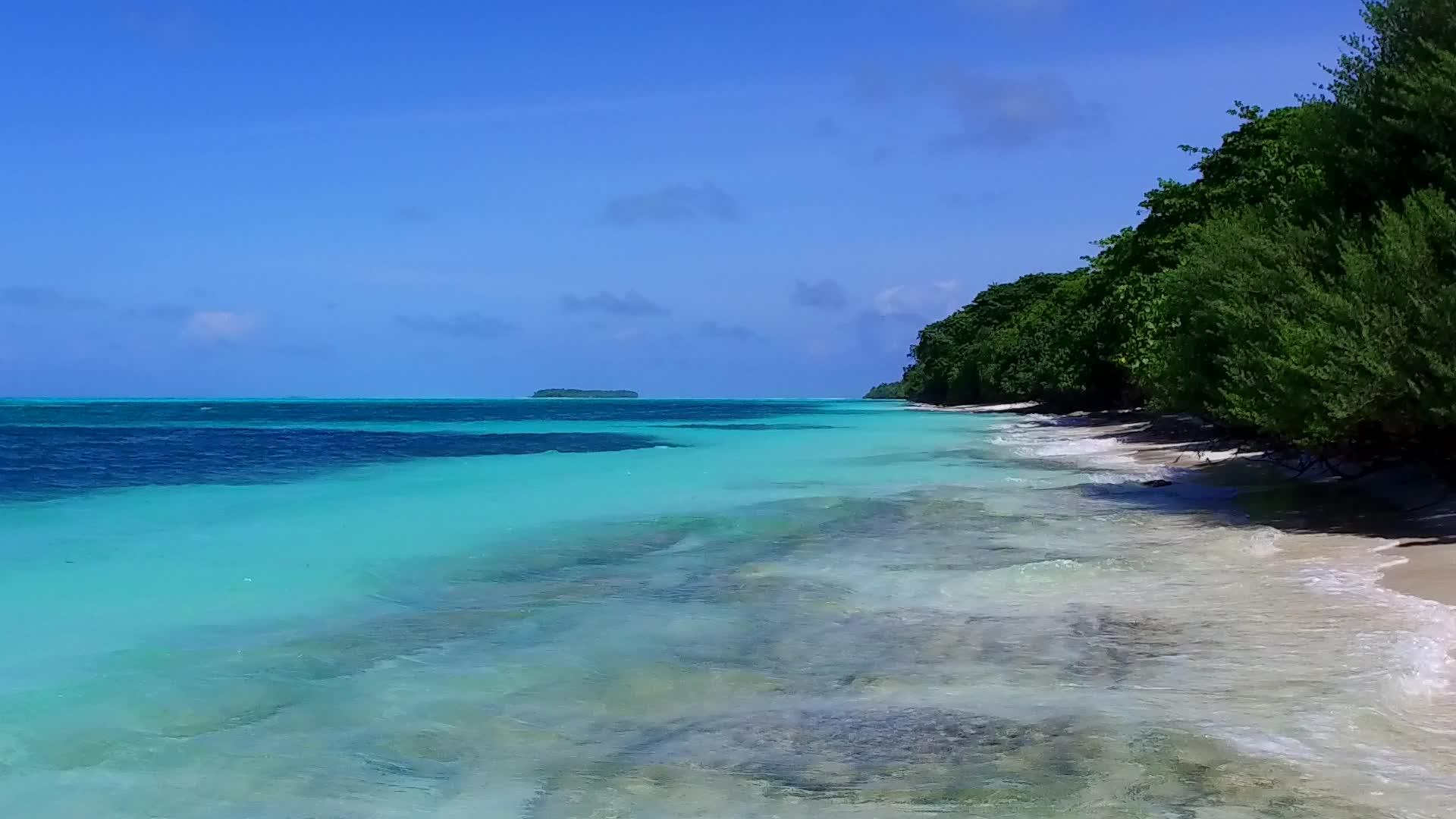 蓝近热带环礁湖的海滩假日视频的预览图
