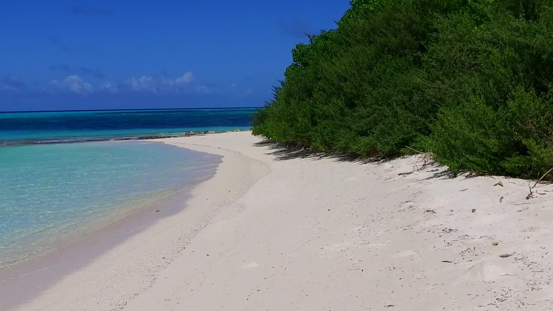 蓝色海洋靠近冲浪的白色沙滩背景欣赏异国情调视频的预览图