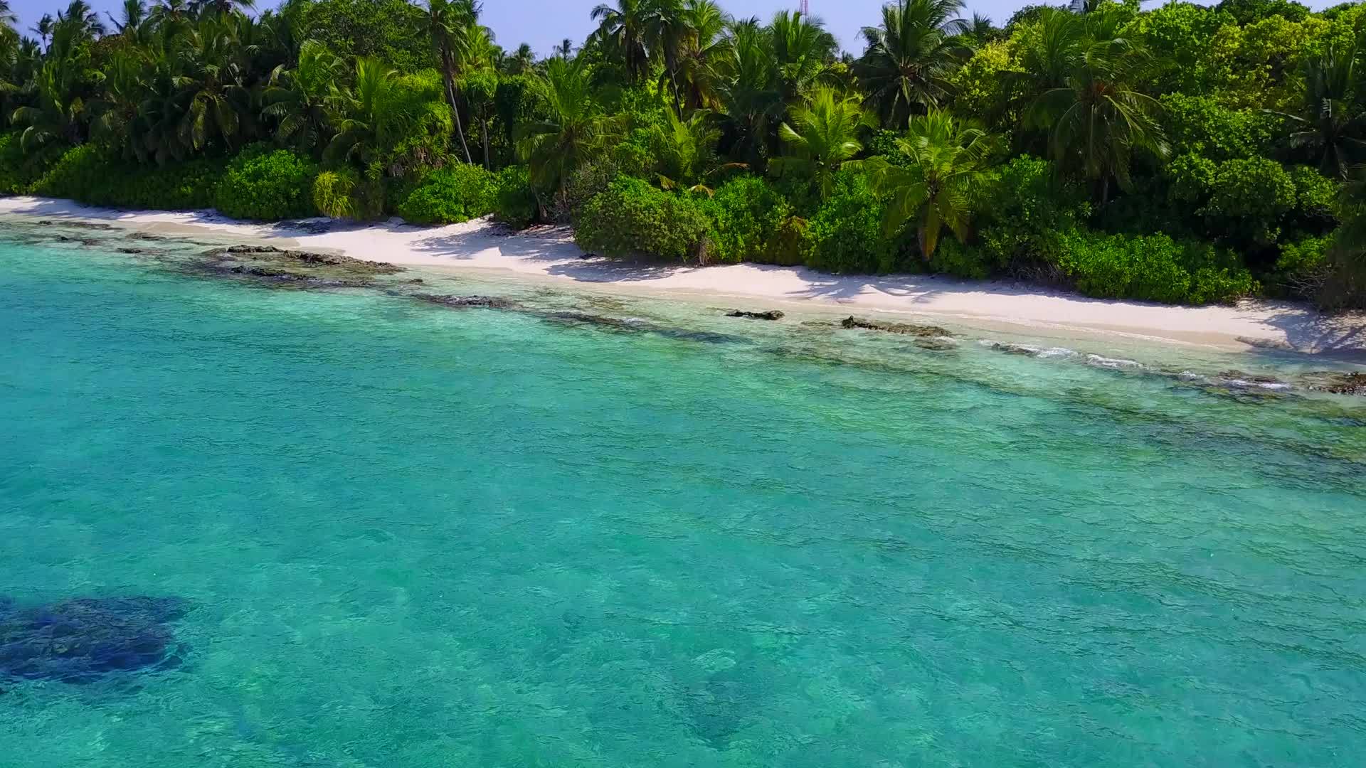 环礁湖周围的豪华海滩游览透明海洋冲浪附近有干净的沙子视频的预览图