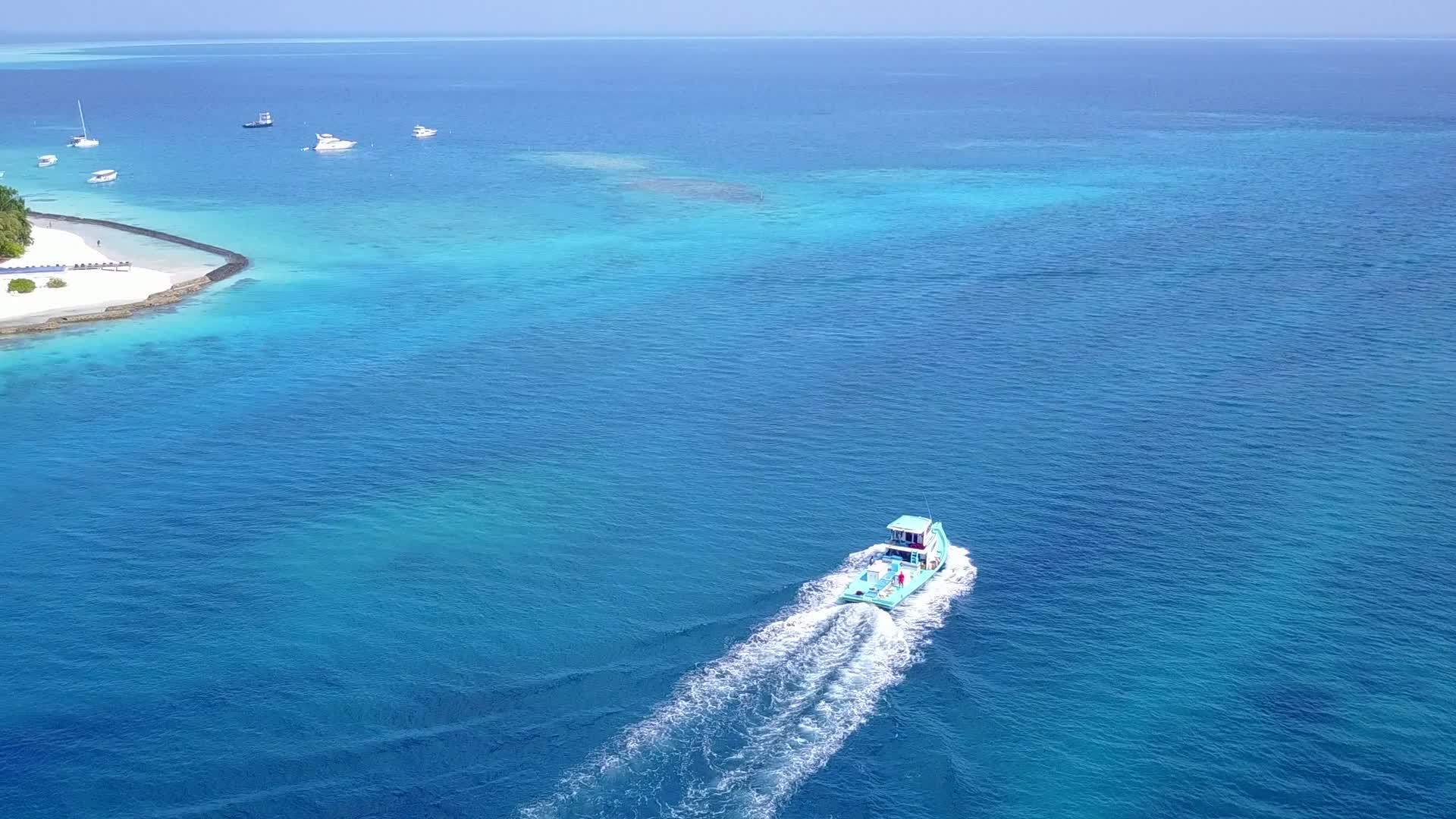 阳光明媚的海景海洋旅游海滩从水蓝环礁湖和水蓝环礁湖和环礁湖航行视频的预览图