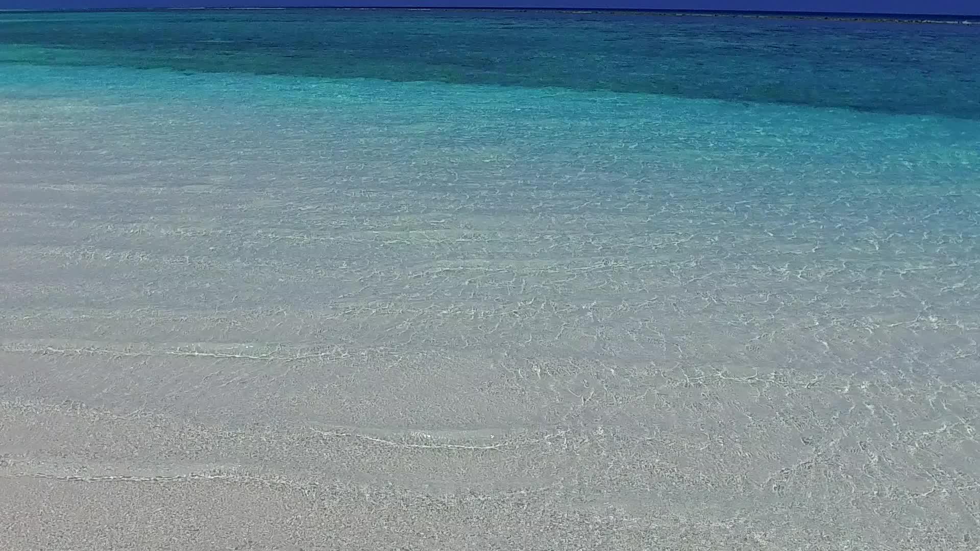 热带海岸海滩冒险蓝环礁湖和沙巴海滩附近的白色沙滩视频的预览图