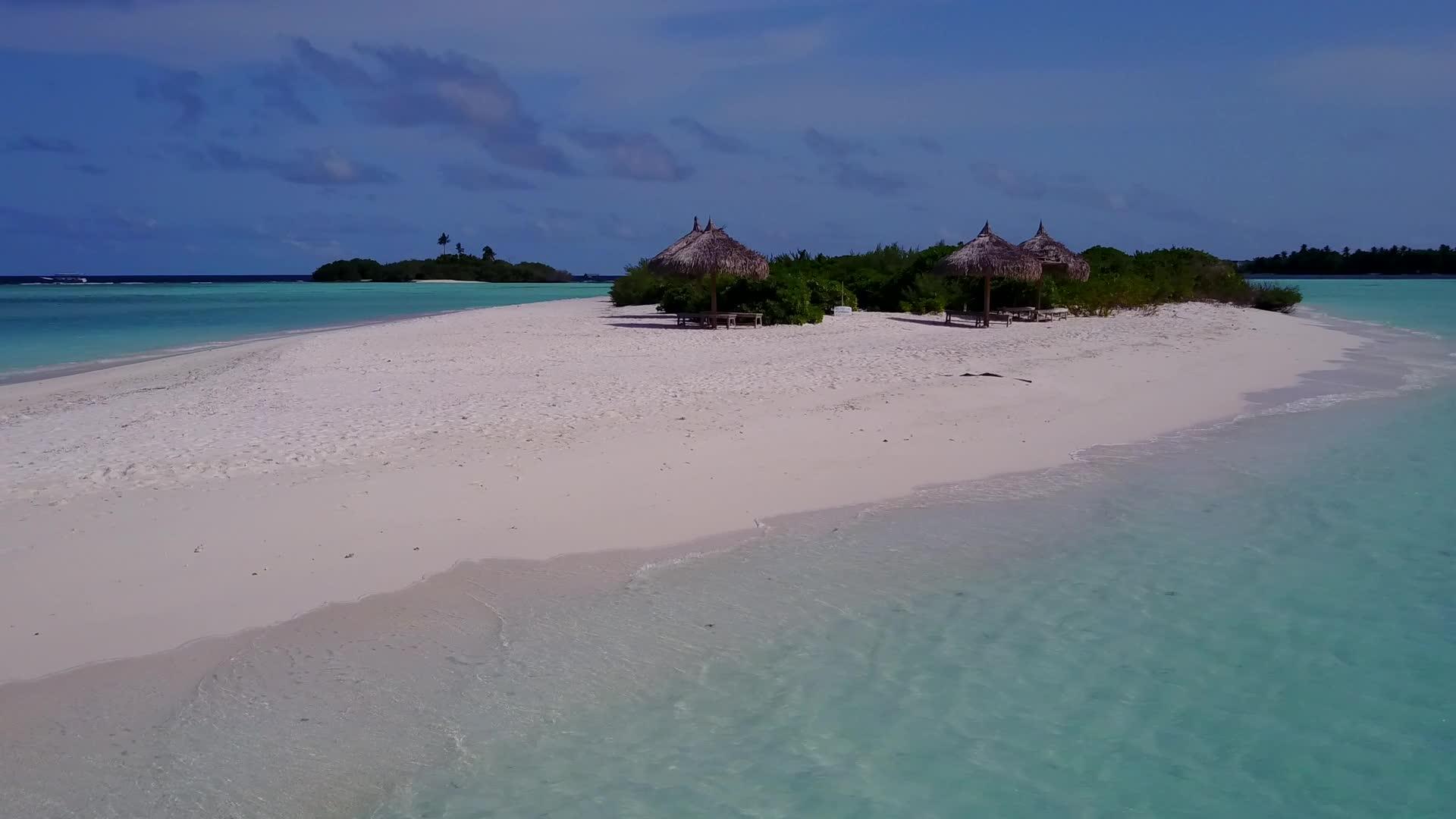 开阔的海洋和阳光下清洁沙滩的背景视频的预览图