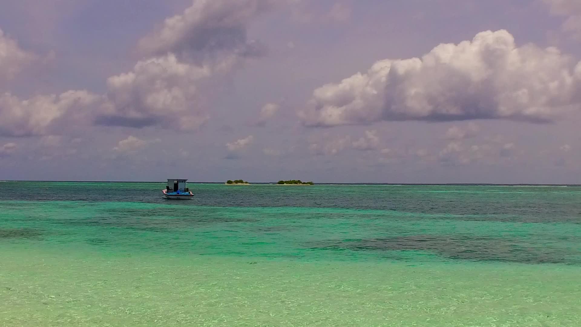 阳光明媚的热带海湾海滩度假胜地蓝海和白沙附近的冲浪视频的预览图