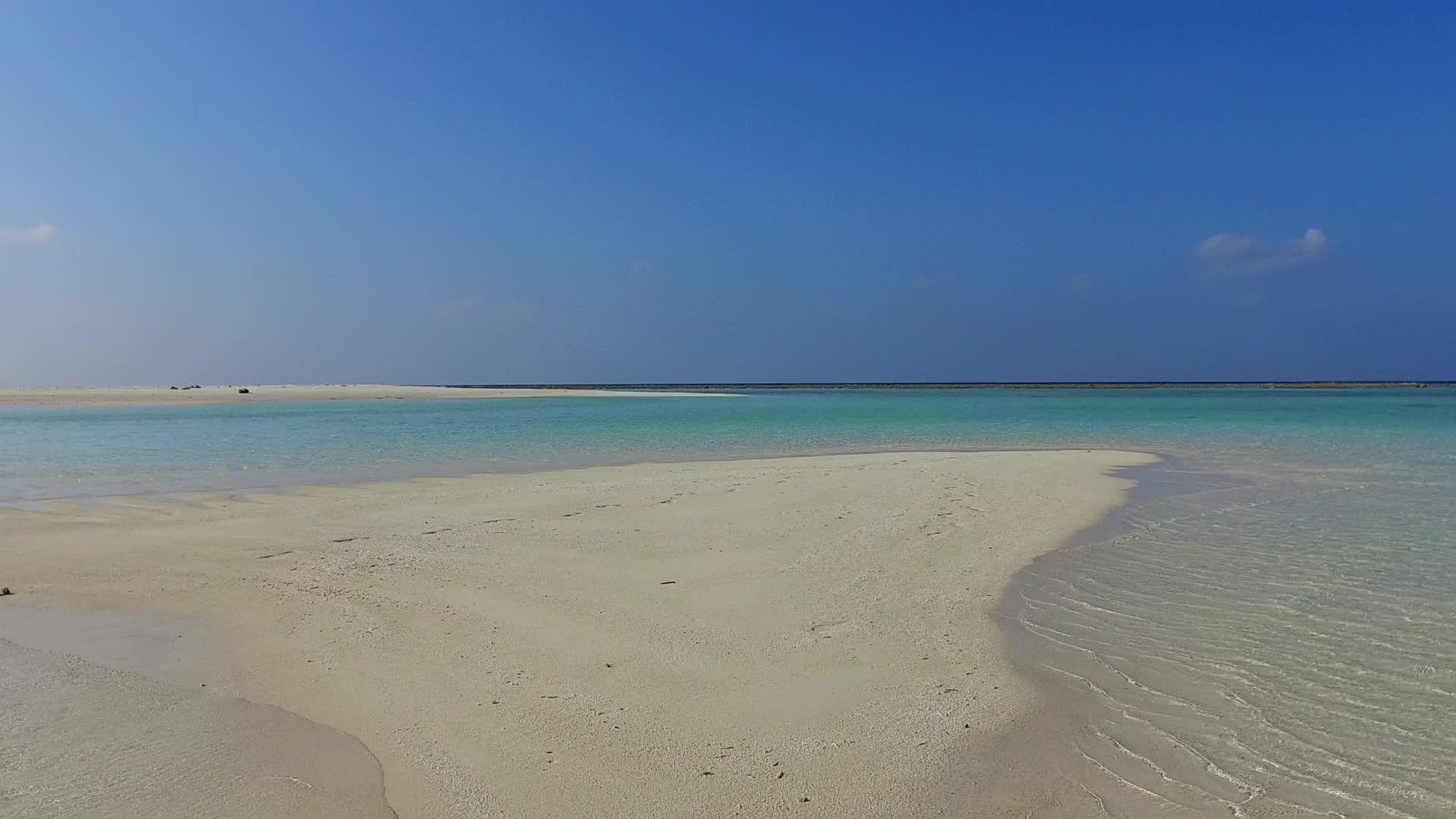 蓝绿色的海洋和白色的沙子在完美的度假海滩上航行靠近冲浪日视频的预览图