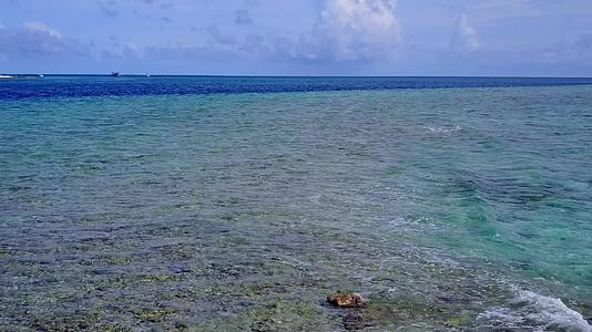 异国情调的海湾海滩生活方式在蓝色的水和棕榈树附近的白色沙滩背景下视频的预览图