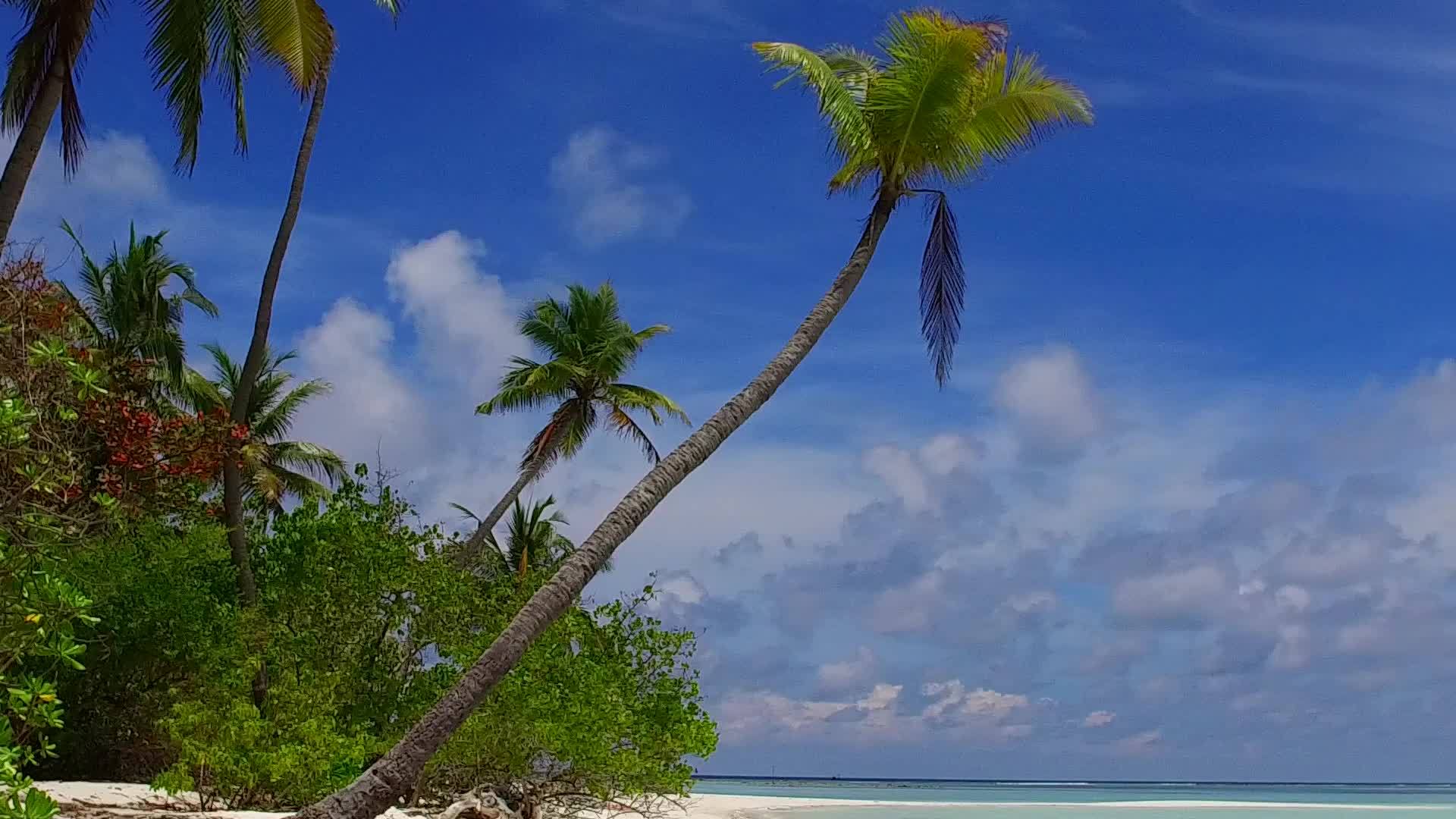 美丽的海岸线海滩夏天的天空是蓝色的海洋和白色的日出后视频的预览图