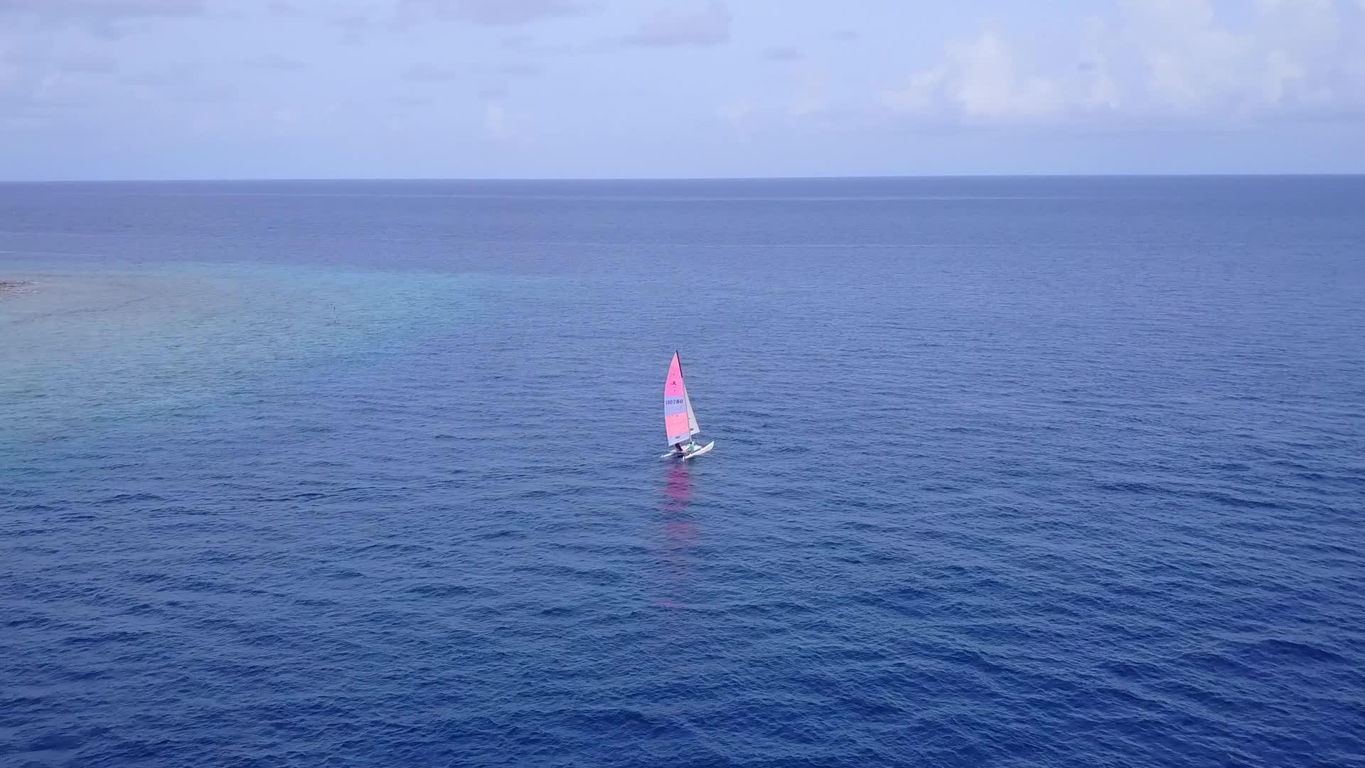 日出后蓝环礁在蓝环礁的白沙背景下进行长角旅行以渡过长角视频的预览图