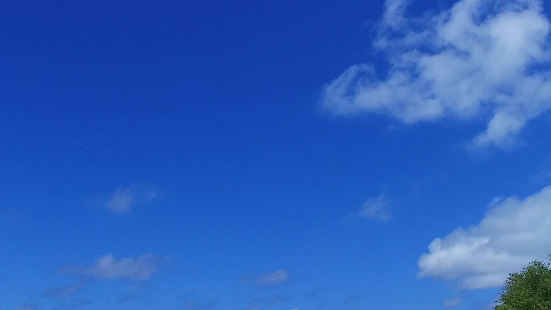 蓝海和度假村附近的白色海滩的背景是海洋湾海滩的生活方式视频的预览图