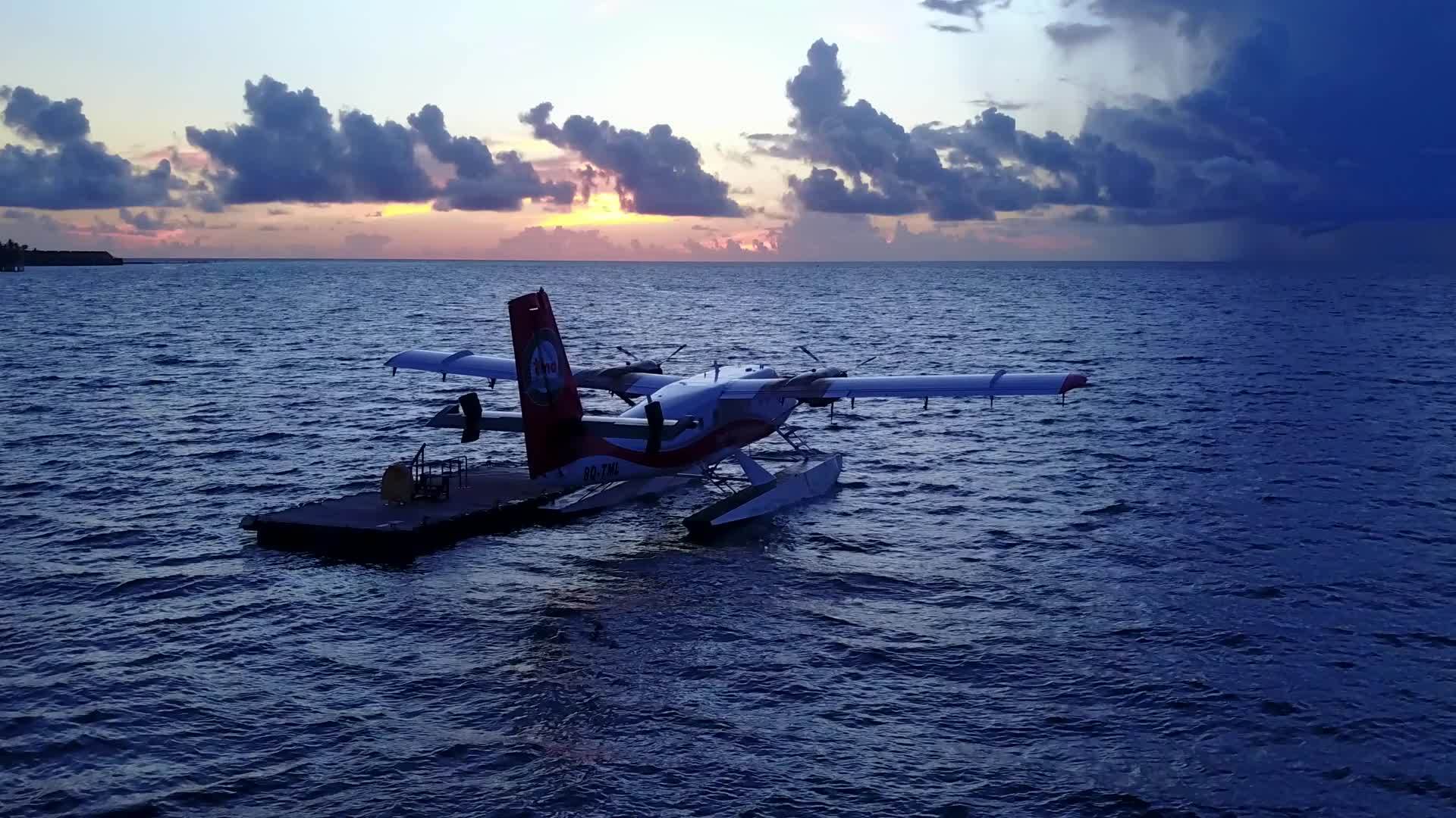 美丽的岛屿海滩是透明的海洋和度假胜地附近的白色沙沙背景视频的预览图