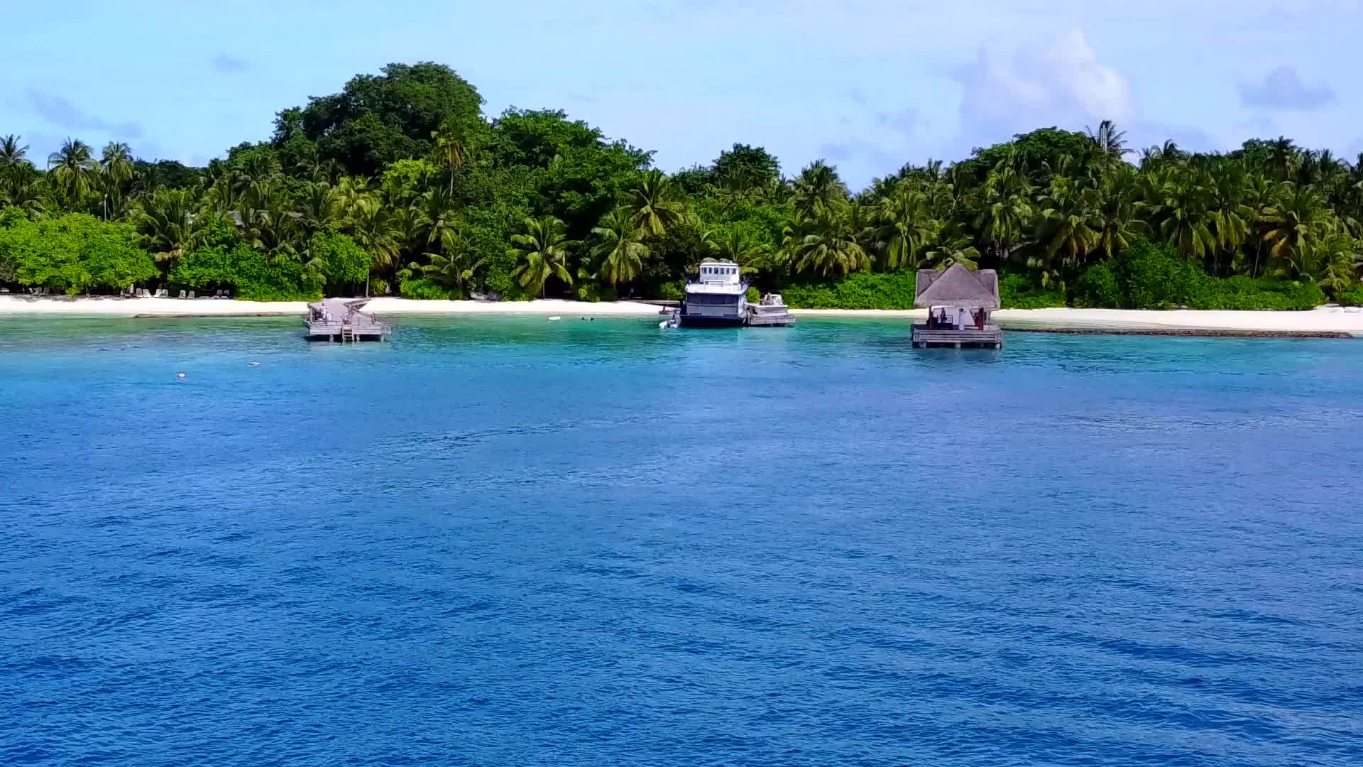 在蓝海和沙洲附近的白色海滩的背景下异国情调的海景海滩时间视频的预览图