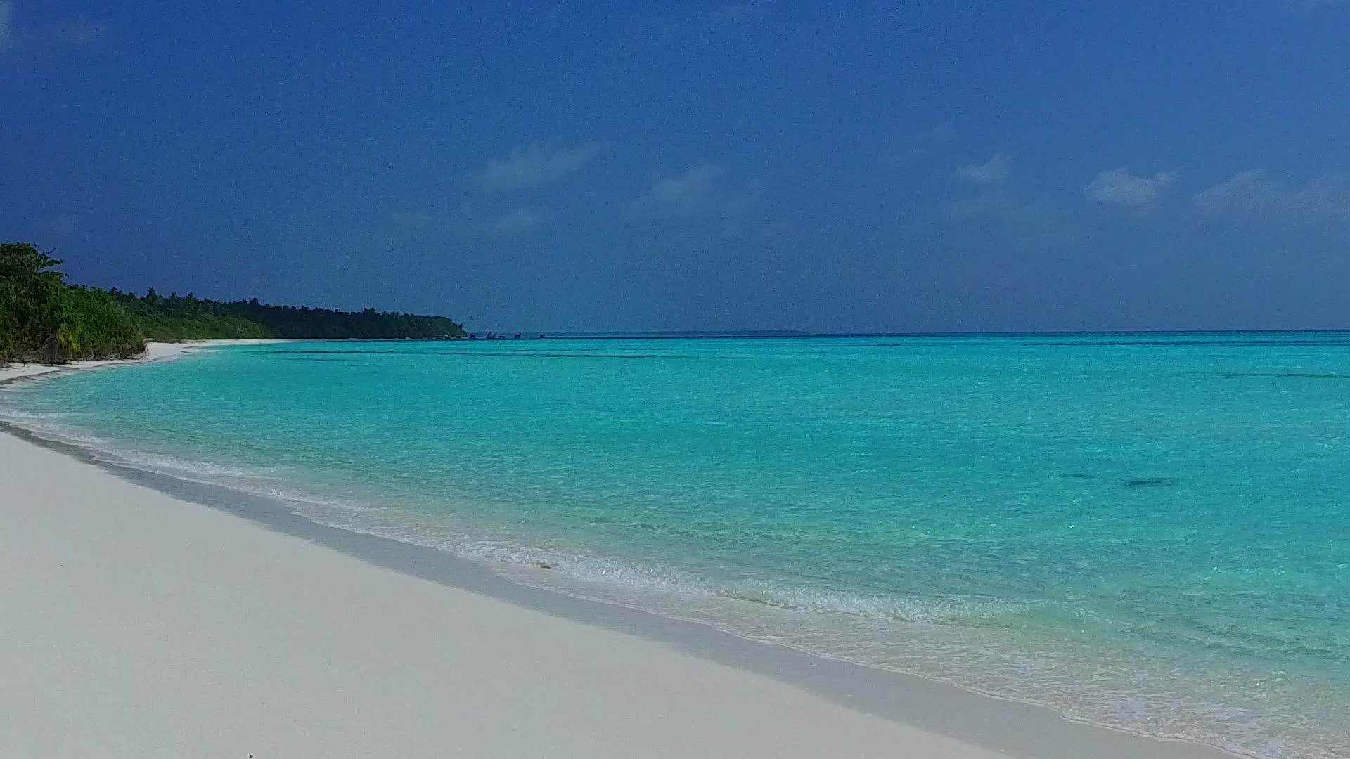 浅环礁湖和沙巴附近白色沙滩背景下阳光明媚的海景视频的预览图