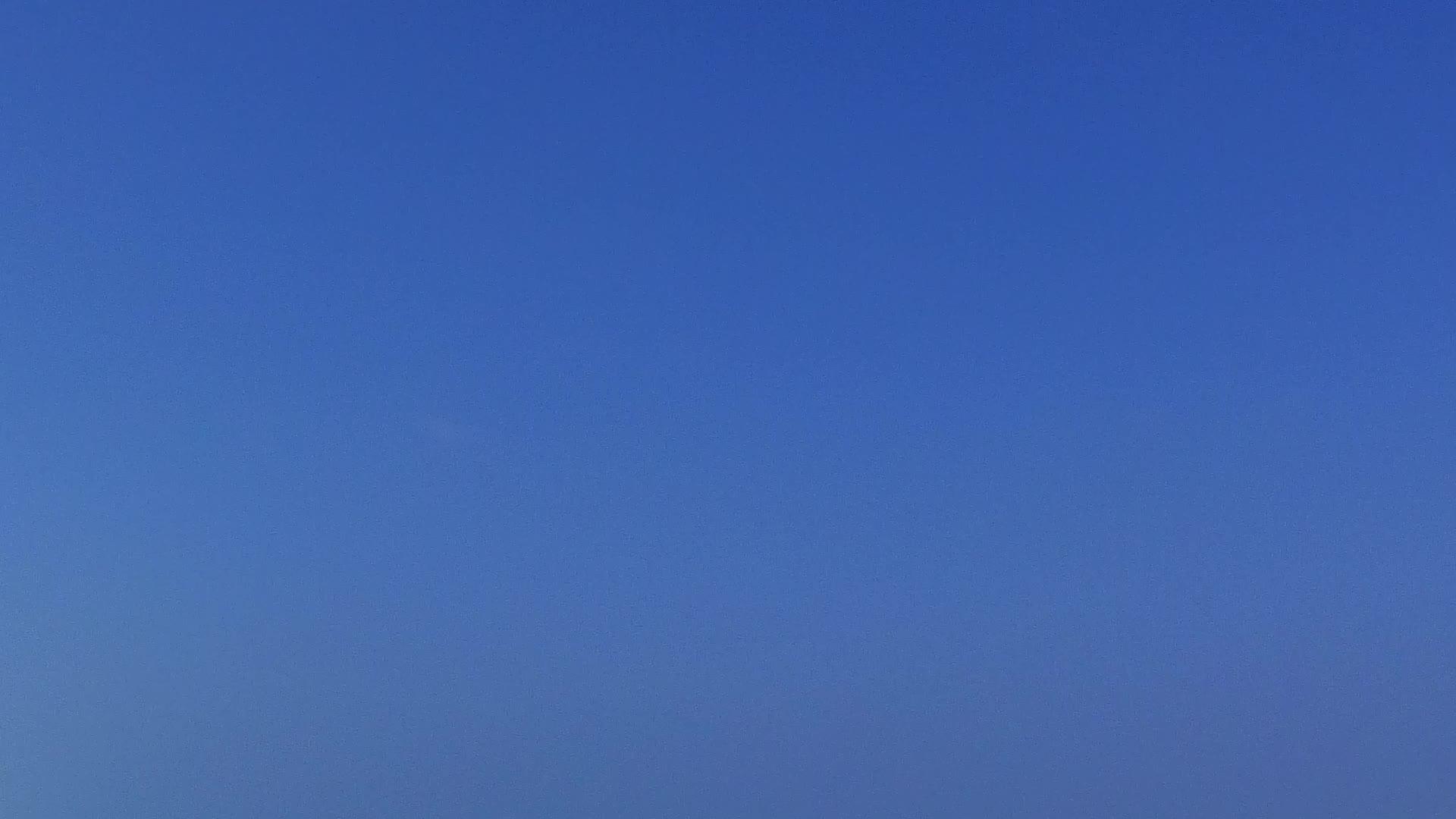 沙洲附近的透明海洋和白沙背景的异国情调海景海滩的广角视频的预览图