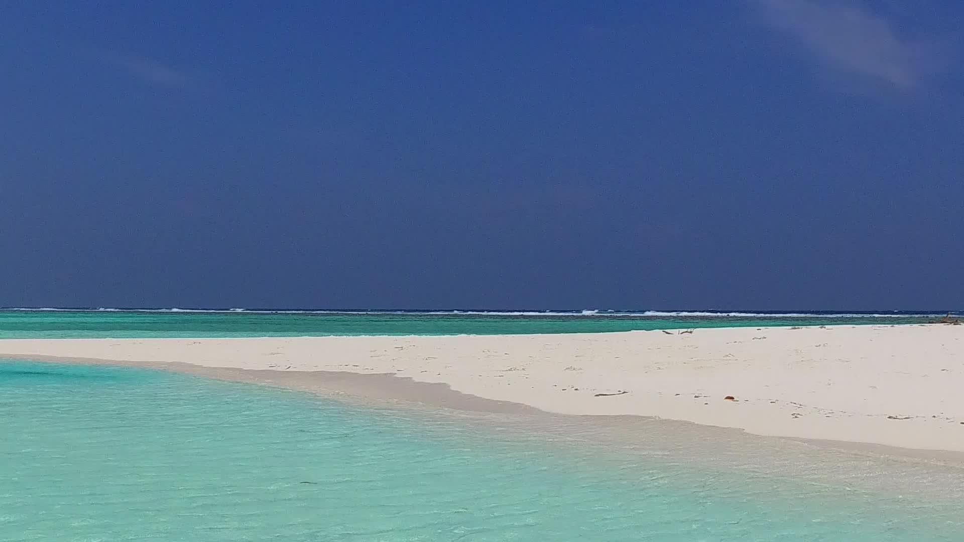豪华旅游海滩冒险在蓝水和沙洲附近清洁沙滩背景视频的预览图