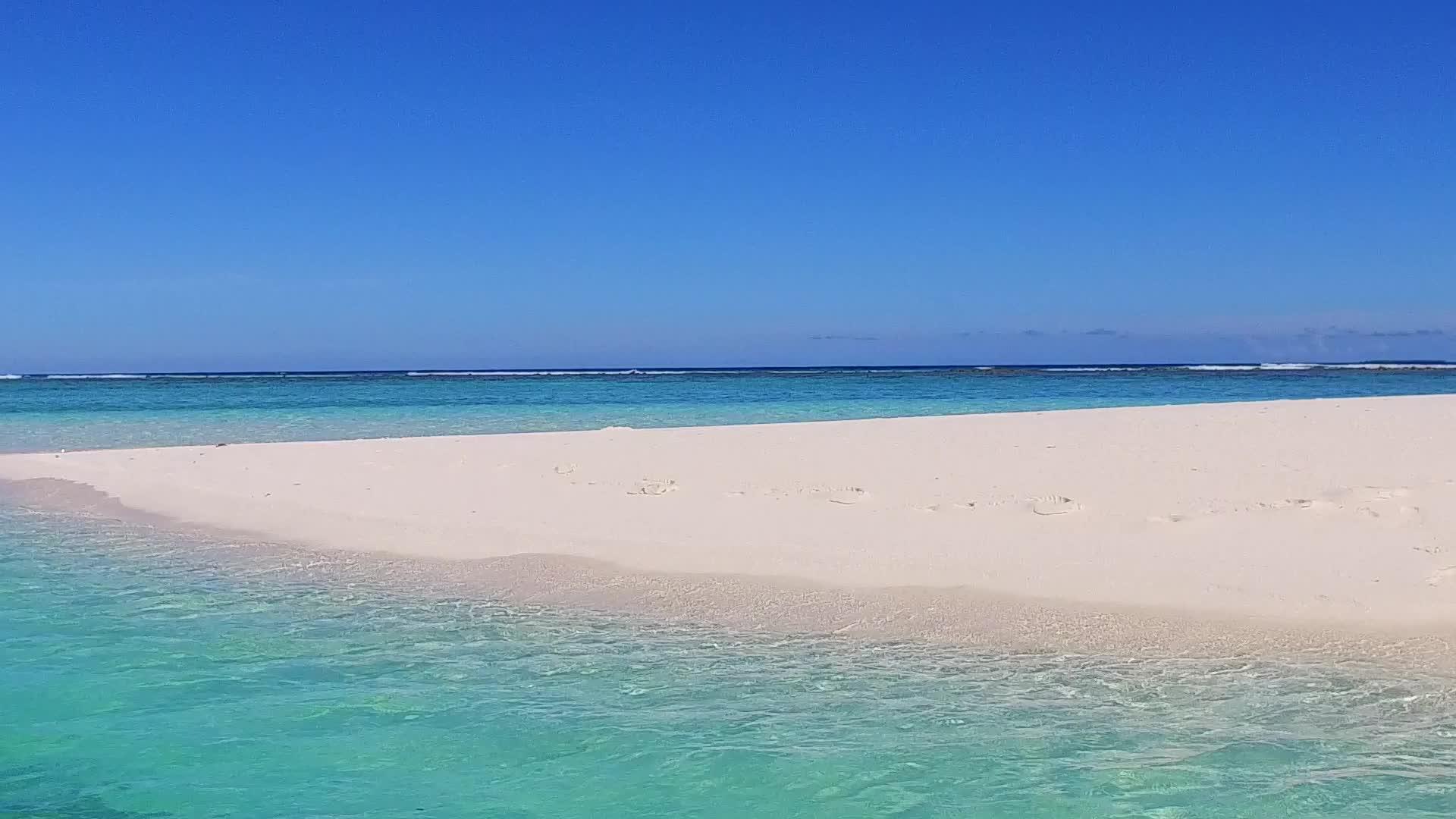 美丽的海岸线关闭在蓝色环礁湖和棕榈湖附近的清洁海滩背景下视频的预览图
