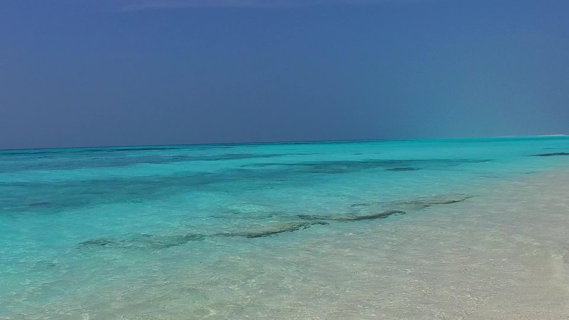 阳光明媚的宁静海洋自然通过阳光下白沙背景的清水观赏视频的预览图