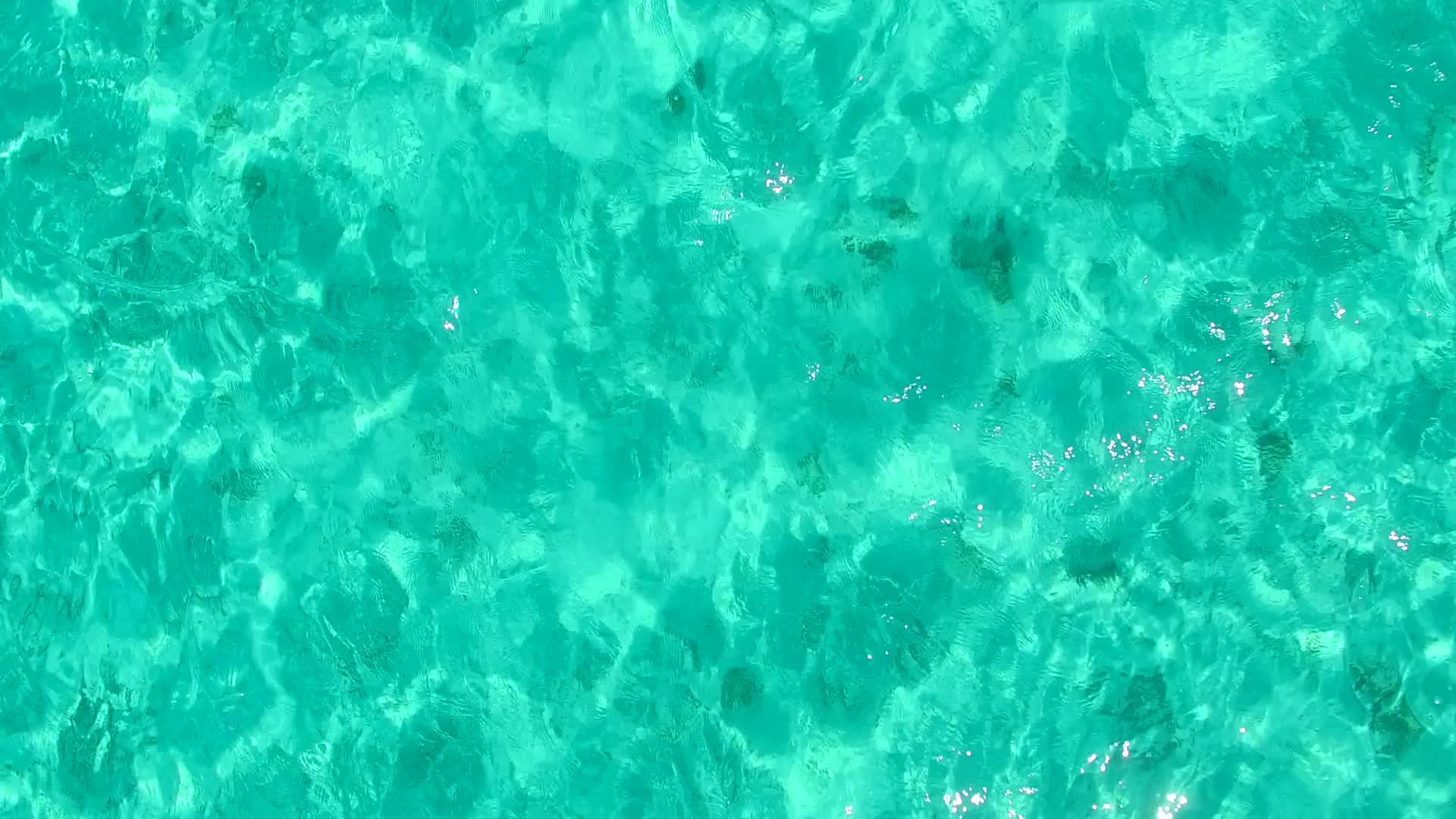 在珊瑚礁附近拍摄的海滩海滩和白沙本背景透明视频的预览图