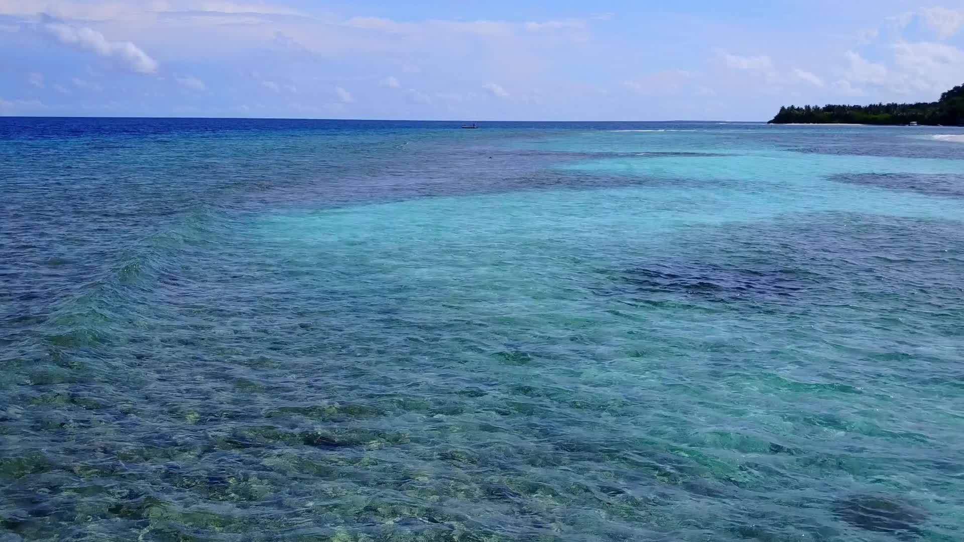 水蓝色的水和阳光下白沙底的白沙代表着完美的海滩度假度假视频的预览图