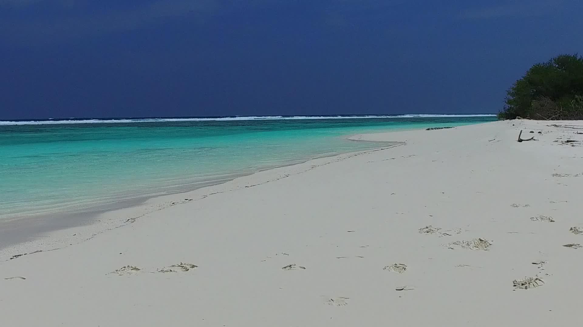 绿松石海洋和沙洲附近理来自绿松石海洋和沙洲视频的预览图