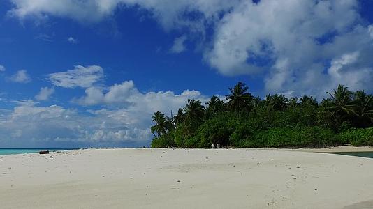 在海边的蓝色海边度假胜地附近有白色的沙子休息时可以放松视频的预览图