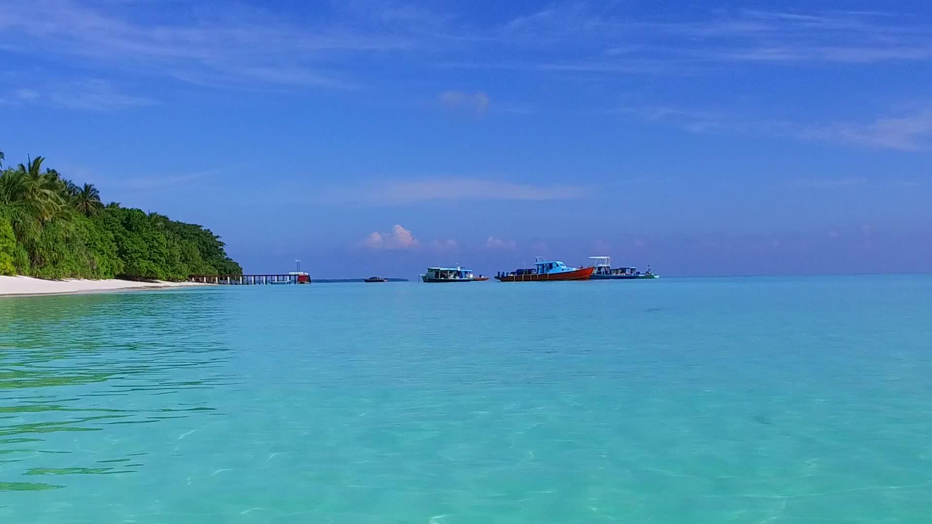 度假村附近清澈的海洋和白色海滩背景的豪华海滩时间视频的预览图