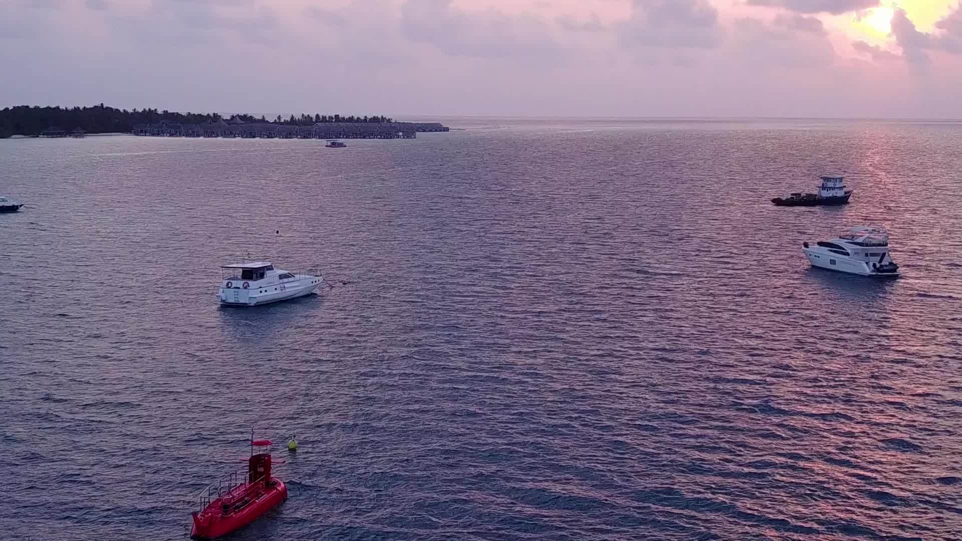 蓝色环礁湖和珊瑚礁附近的白色海滩背景阳光明媚视频的预览图