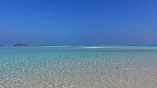天堂湾海滩之旅的浪漫海景色的水和白色的沙子视频的预览图