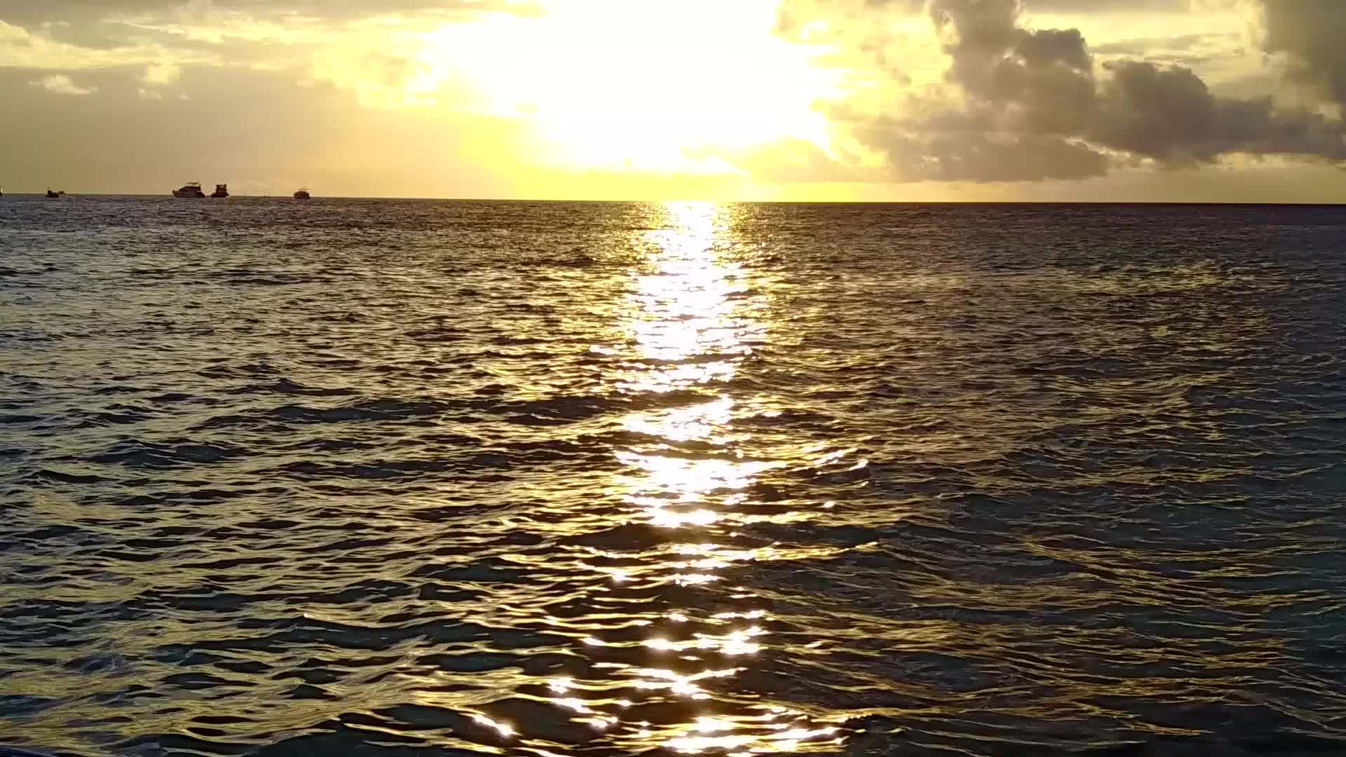 天堂泻湖海滩在沙洲附近的蓝海白沙背景下航行阳光之旅视频的预览图